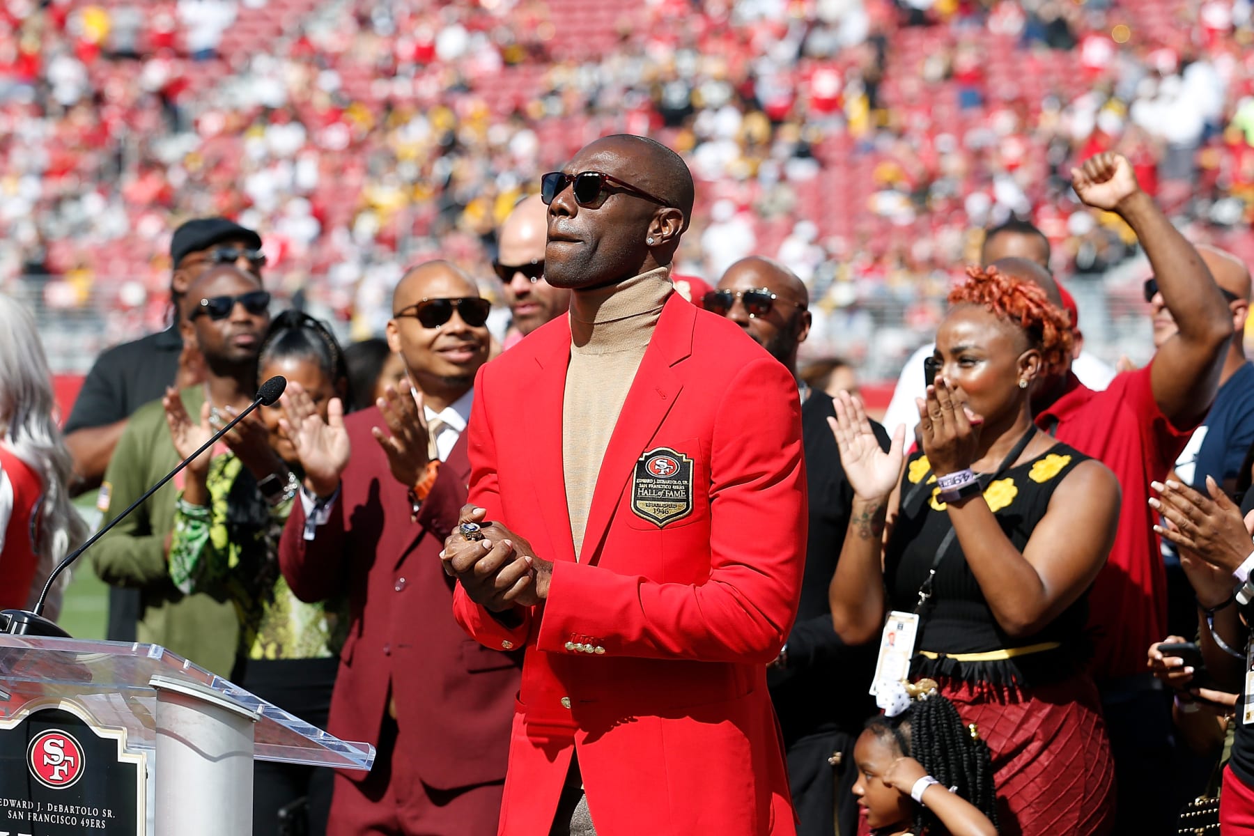 SANTA CLARA, CALIFORNIA - SEPTEMBER 22: Former San Francisco 49ers player Terrell Owens looks on during his 49ers Hall of Fame induction ceremony at half time of the game between the San Francisco 49ers and the Pittsburgh Steelers at Levi's Stadium on September 22, 2019 in Santa Clara, California. (Photo by Lachlan Cunningham/Getty Images) SANTA CLARA, CALIFORNIA - SEPTEMBER 22: Former San Francisco 49ers player Terrell Owens looks on during his 49ers Hall of Fame induction ceremony at half time of the game between the San Francisco 49ers and the Pittsburgh Steelers at Levi's Stadium on September 22, 2019 in Santa Clara, California. (Photo by Lachlan Cunningham/Getty Images)