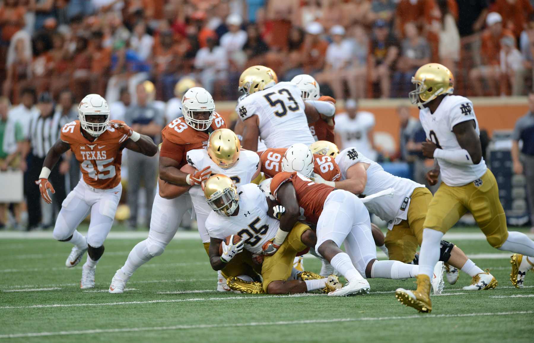 04 September 2016: Notre Dame RB Tarean Folston (25) is swarmed by the Longhorns defense during game at Darrell K. Royal - Texas Memorial Stadium in Austin, TX. (Photo by John Rivera/Icon Sportswire via Getty Images)