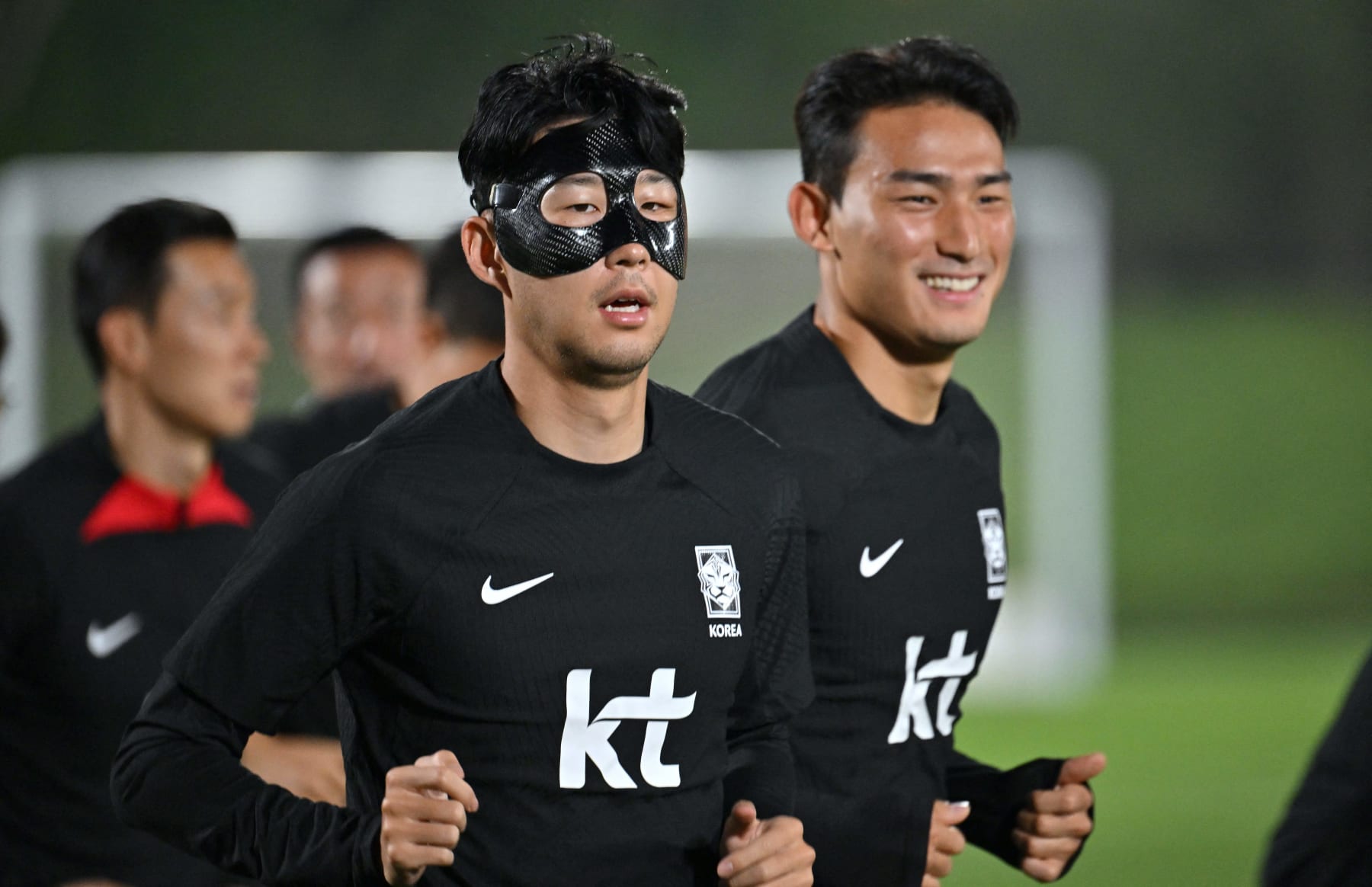 South Korea's midfielder Son Heung-min (C) and defender Cho Yu-min (R) take part in a training session at Al Egla Training Site 5 in Doha on November 18, 2022, ahead of the Qatar 2022 World Cup football tournament. (Photo by Jung Yeon-je / AFP) (Photo by JUNG YEON-JE/AFP via Getty Images)