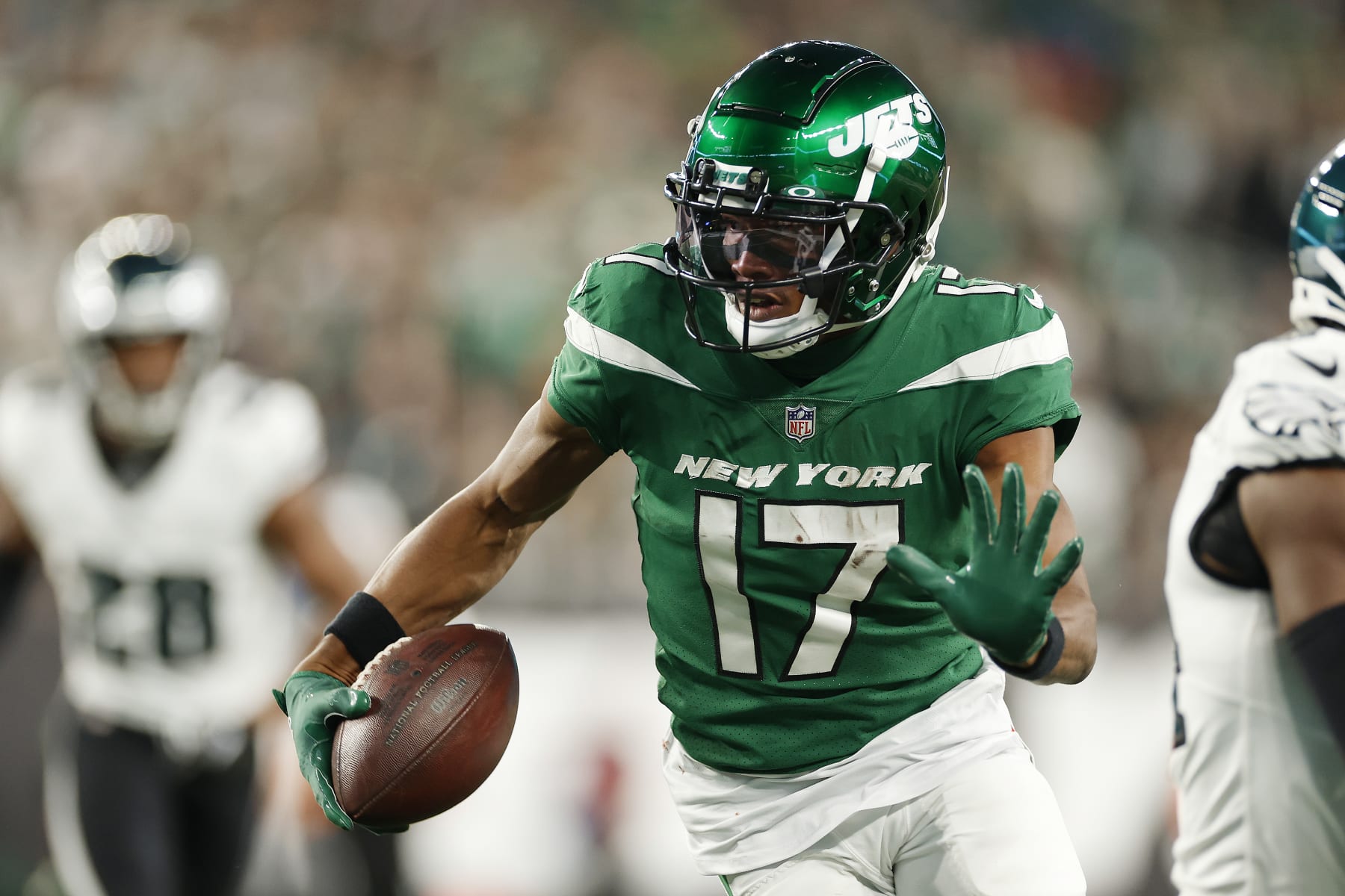 EAST RUTHERFORD, NEW JERSEY - OCTOBER 15: Garrett Wilson #17 of the New York Jets runs the ball during the second half in the game against the Philadelphia Eagles at MetLife Stadium on October 15, 2023 in East Rutherford, New Jersey. (Photo by Sarah Stier/Getty Images)