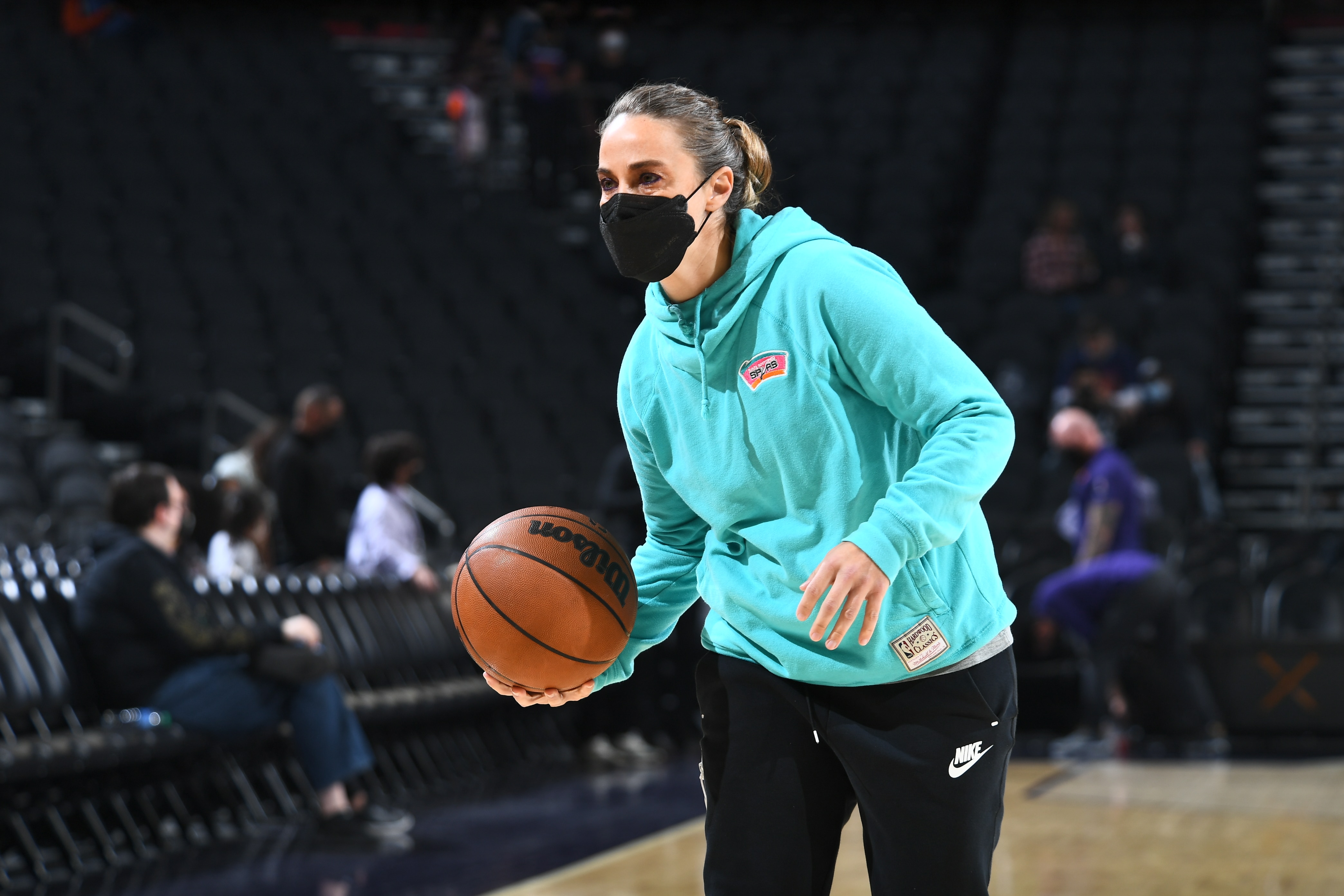 PHOENIX, AZ - DECEMBER 6:  Becky Hammon of the San Antonio Spurs warms up her players before the game against the Phoenix Suns on December 6, 2021 at Footprint Center in Phoenix, Arizona. NOTE TO USER: User expressly acknowledges and agrees that, by downloading and or using this photograph, user is consenting to the terms and conditions of the Getty Images License Agreement. Mandatory Copyright Notice: Copyright 2021 NBAE (Photo by Michael Gonzales/NBAE via Getty Images)