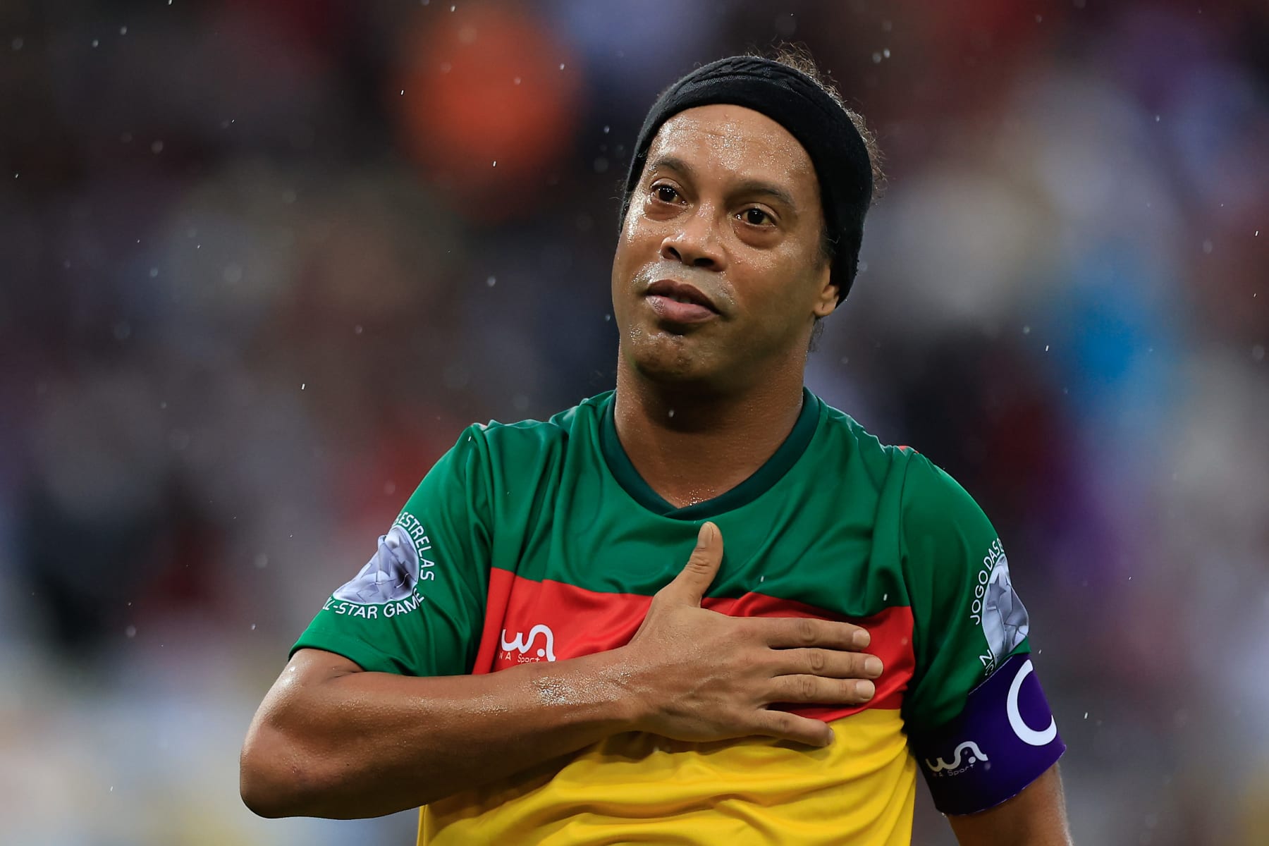 RIO DE JANEIRO, BRAZIL - MAY 26: Ronaldinho Gaúcho of União greets the fans during Futebol Solidário match at Maracana Stadium on May 26, 2024 in Rio de Janeiro, Brazil. Brazilian artists and soccer players met to play a soccer match in solidarity with the victims of the rains in Rio Grande Do Sul, with the goal of collecting and promoting donations for the affected people. As of the morning of May 24, 30,000 tickets had been sold. (Photo by Buda Mendes/Getty Images)
