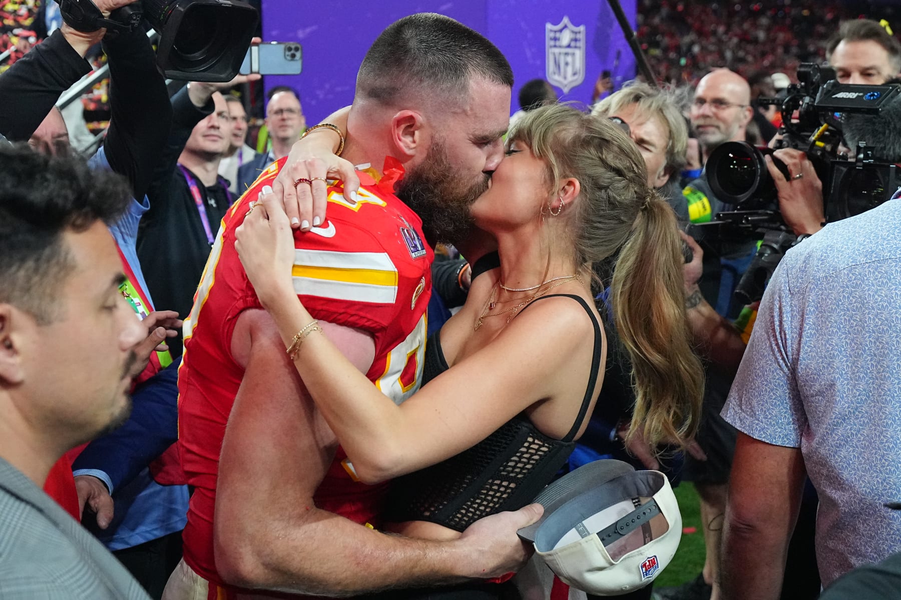Football: Super Bowl LVIII: Kansas City Chiefs Travis Kelce (87) kisses girlfriend and singer Taylor Swift following victory vs San Francisco 49ers at Allegiant Stadium. 
Las Vegas, NV 2/11/2024
CREDIT: Erick W. Rasco (Photo by Erick W. Rasco/Sports Illustrated via Getty Images) 
(Set Number: X164496 TK1)