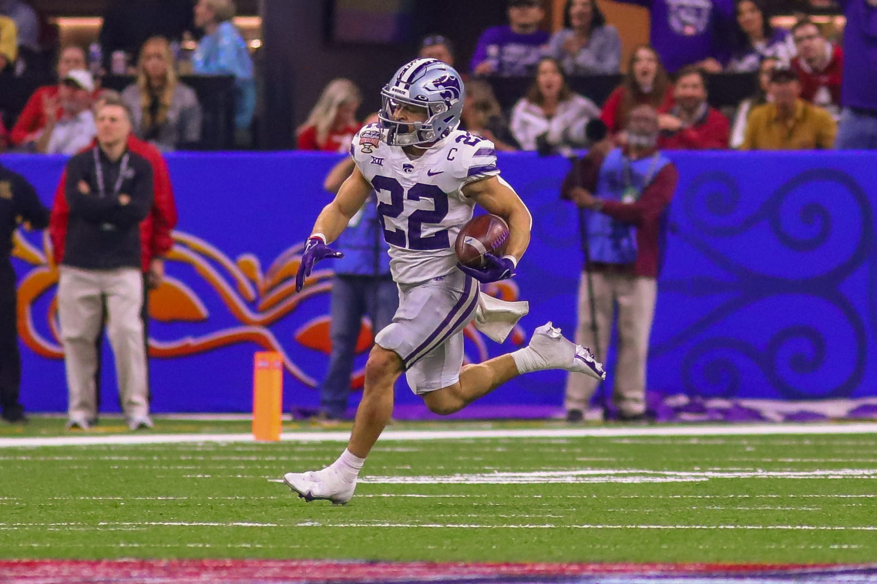 NEW ORLEANS, LA - DECEMBER 31: Kansas State Wildcats running back Deuce Vaughn (22) breaks free on a long run during the Allstate Sugar Bowl between the Alabama Crimson Tide and the Kansas State Wildcats on December 31, 2022 at the Caesars Superdome in New Orleans, LA. (Photo by Chris McDill/Icon Sportswire via Getty Images)