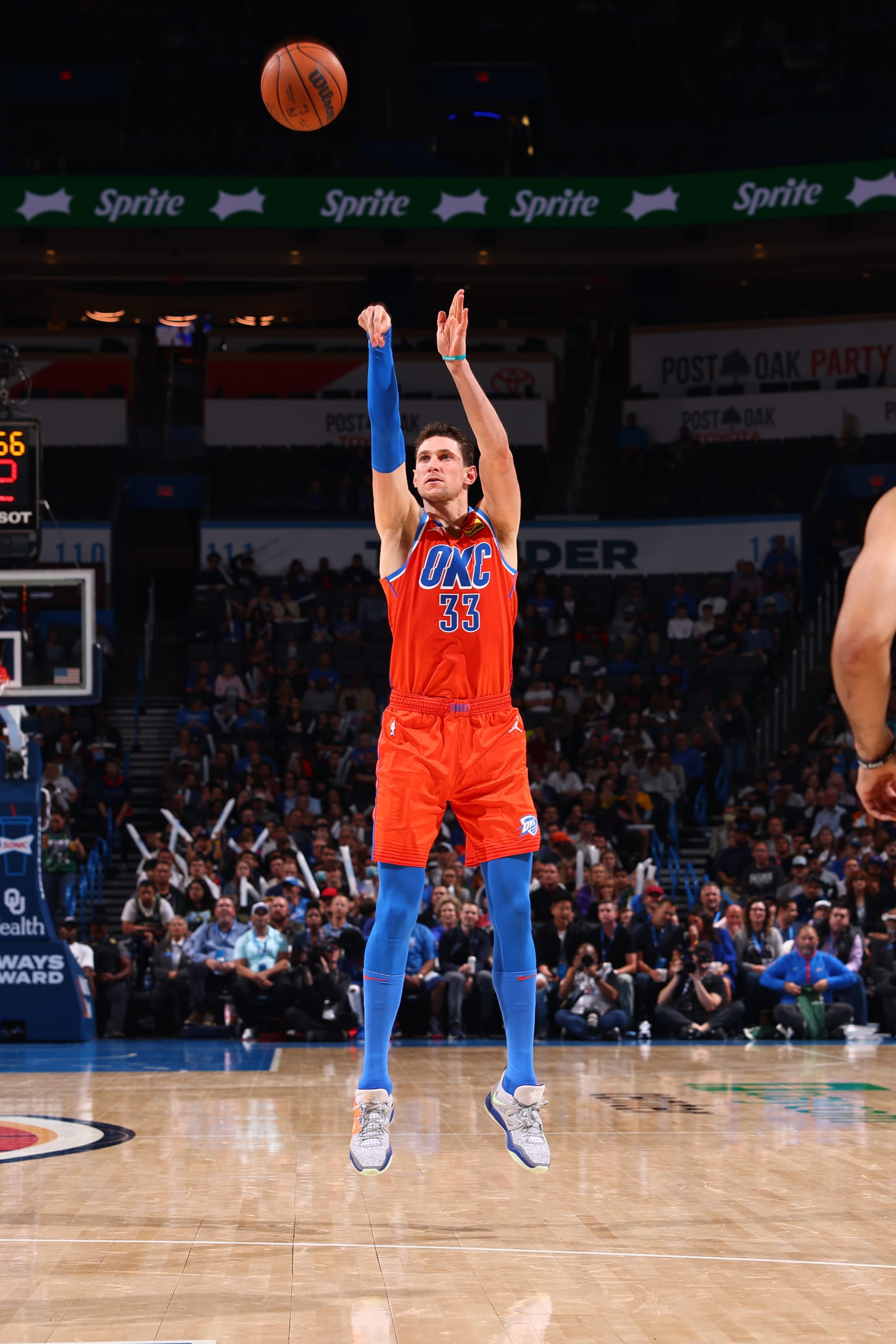 OKLAHOMA CITY, OK - NOVEMBER 9: Mike Muscala #33 of the Oklahoma City Thunder shoots the ball during the game against the Milwaukee Bucks on November 9, 2022 at Paycom Arena in Oklahoma City, Oklahoma. NOTE TO USER: User expressly acknowledges and agrees that, by downloading and or using this photograph, User is consenting to the terms and conditions of the Getty Images License Agreement. Mandatory Copyright Notice: Copyright 2022 NBAE (Photo by Zach Beeker/NBAE via Getty Images)
