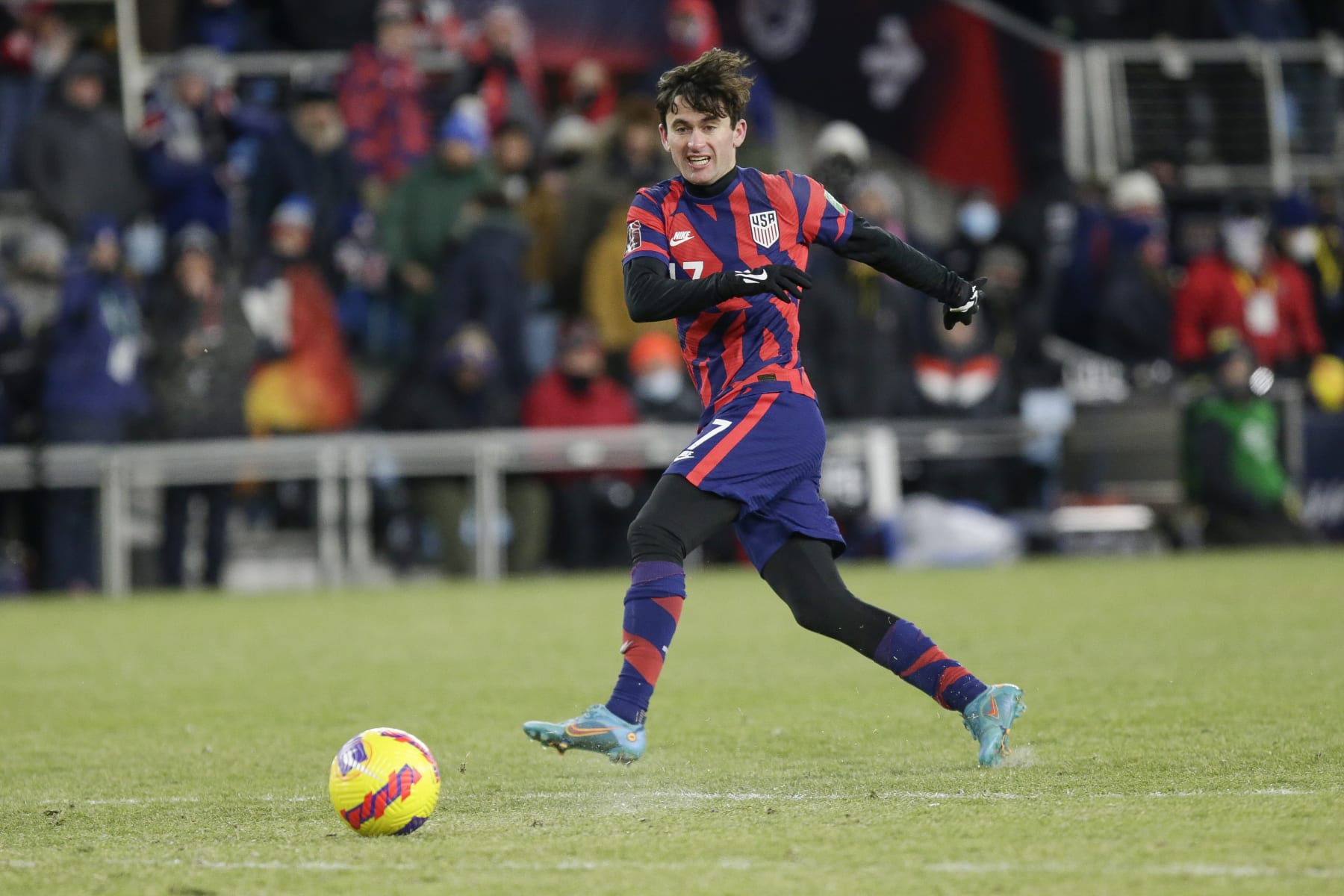 Luca de la Torre en un partido de la selección de EEUU contra Honduras en St. Paul (Minnesota) el 2 de febrero del 2022. El estadounidense fue adquirido por el Celta de Vigo de la liga española. (AP Photo/Andy Clayton-King, file)