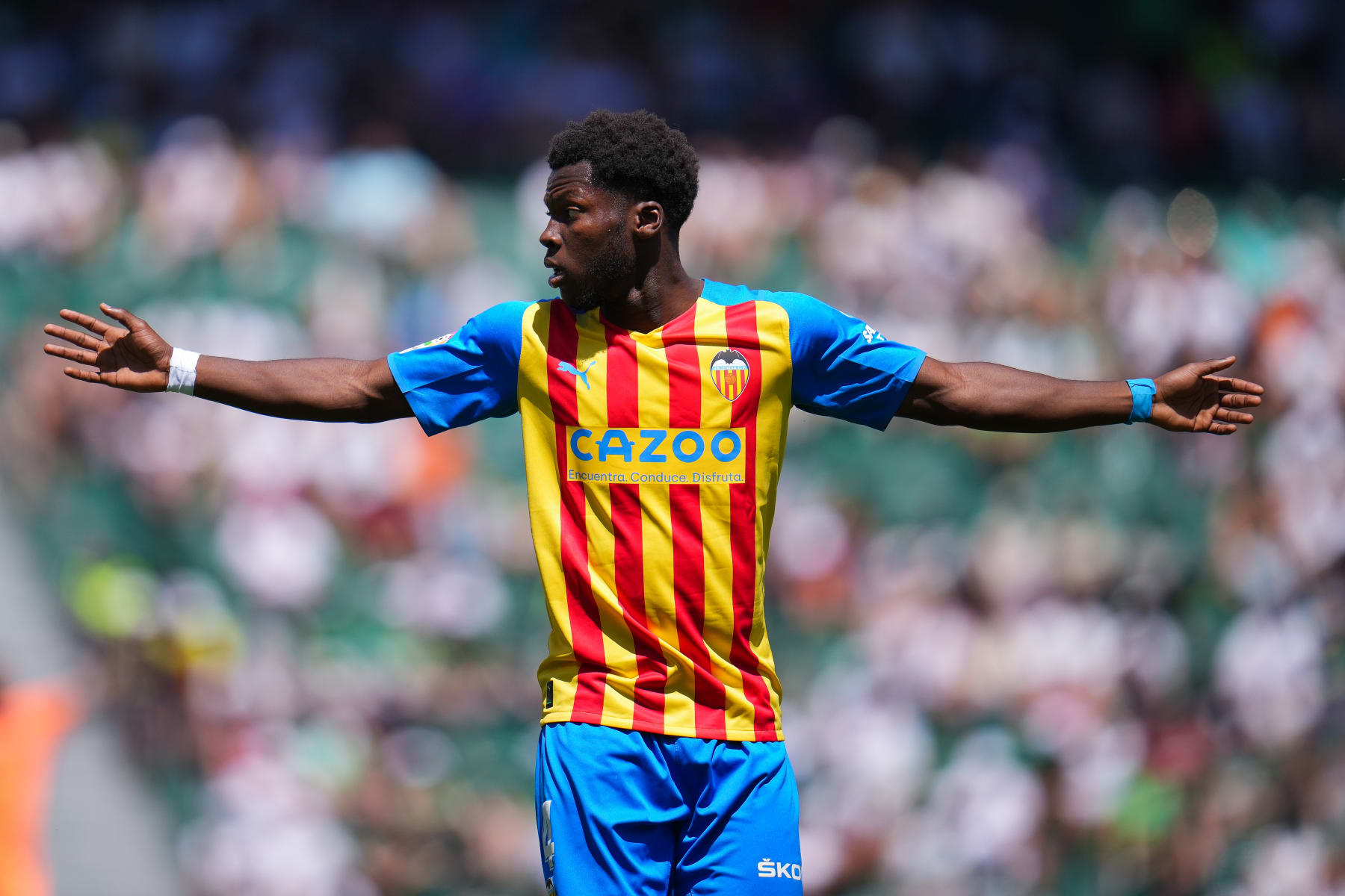 ELCHE, SPAIN - APRIL 23: Yunus Musah of Valencia CF gestures during the LaLiga Santander match between Elche CF and Valencia CF at Estadio Manuel Martinez Valero on April 23, 2023 in Elche, Spain. (Photo by Aitor Alcalde Colomer/Getty Images)