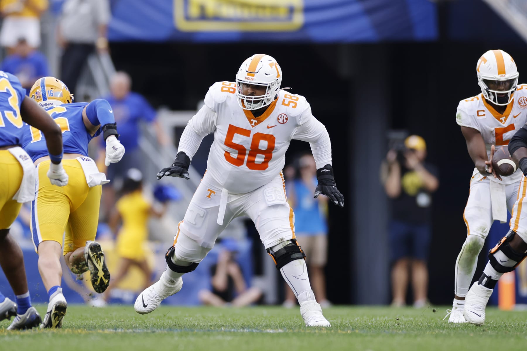 PITTSBURGH, PA - SEPTEMBER 10: Tennessee Volunteers offensive lineman Darnell Wright (58) blocks during a college football game against the Pittsburgh Panthers on September 10, 2022 at Acrisure Stadium in Pittsburgh, Pennsylvania. (Photo by Joe Robbins/Icon Sportswire via Getty Images)