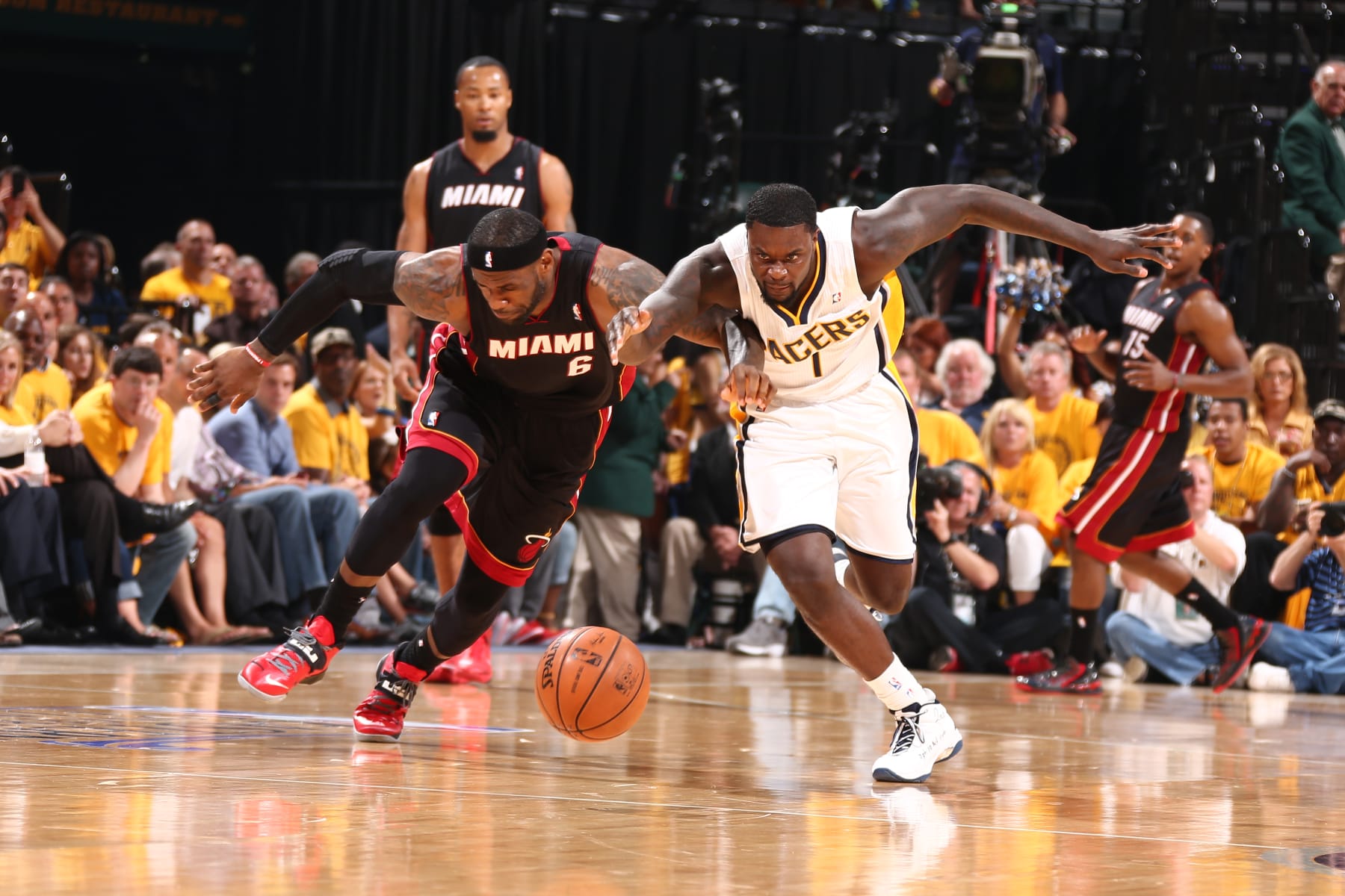 INDIANAPOLIS, IN - MAY 28: Lance Stephenson #1 of the Indiana Pacers chases the ball against LeBron James #6 of the Miami Heat in Game Five of the Eastern Conference Finals during the 2014 NBA Playoffs on May 28, 2014 at Bankers Life Fieldhouse, Indianapolis, IN. NOTE TO USER: User expressly acknowledges and agrees that, by downloading and or using this photograph, User is consenting to the terms and conditions of the Getty Images License Agreement. Mandatory Copyright Notice: Copyright 2014 NBAE (Photo by Nathaniel S. Butler/NBAE via Getty Images)