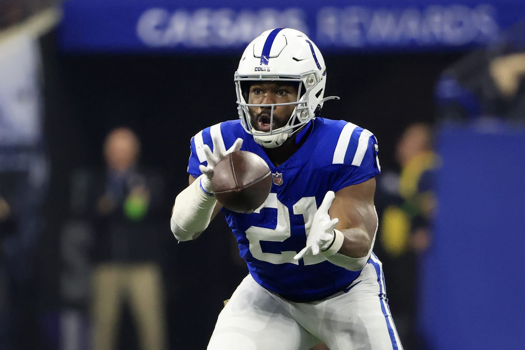 INDIANAPOLIS, INDIANA - NOVEMBER 26: Zack Moss #21 of the Indianapolis Colts catches a pass in the game against the Tampa Bay Buccaneers at Lucas Oil Stadium on November 26, 2023 in Indianapolis, Indiana. (Photo by Justin Casterline/Getty Images)