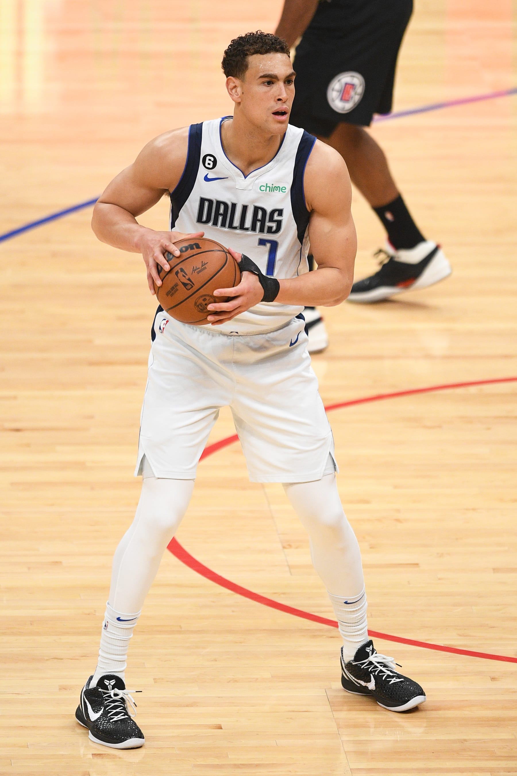 LOS ANGELES, CA - FEBRUARY 08: Dallas Mavericks Center Dwight Powell (7) looks to make a pass during a NBA game between the Dallas Mavericks and the Los Angeles Clippers on February 8, 2023 at Crypto.com Arena in Los Angeles, CA. (Photo by Brian Rothmuller/Icon Sportswire via Getty Images)