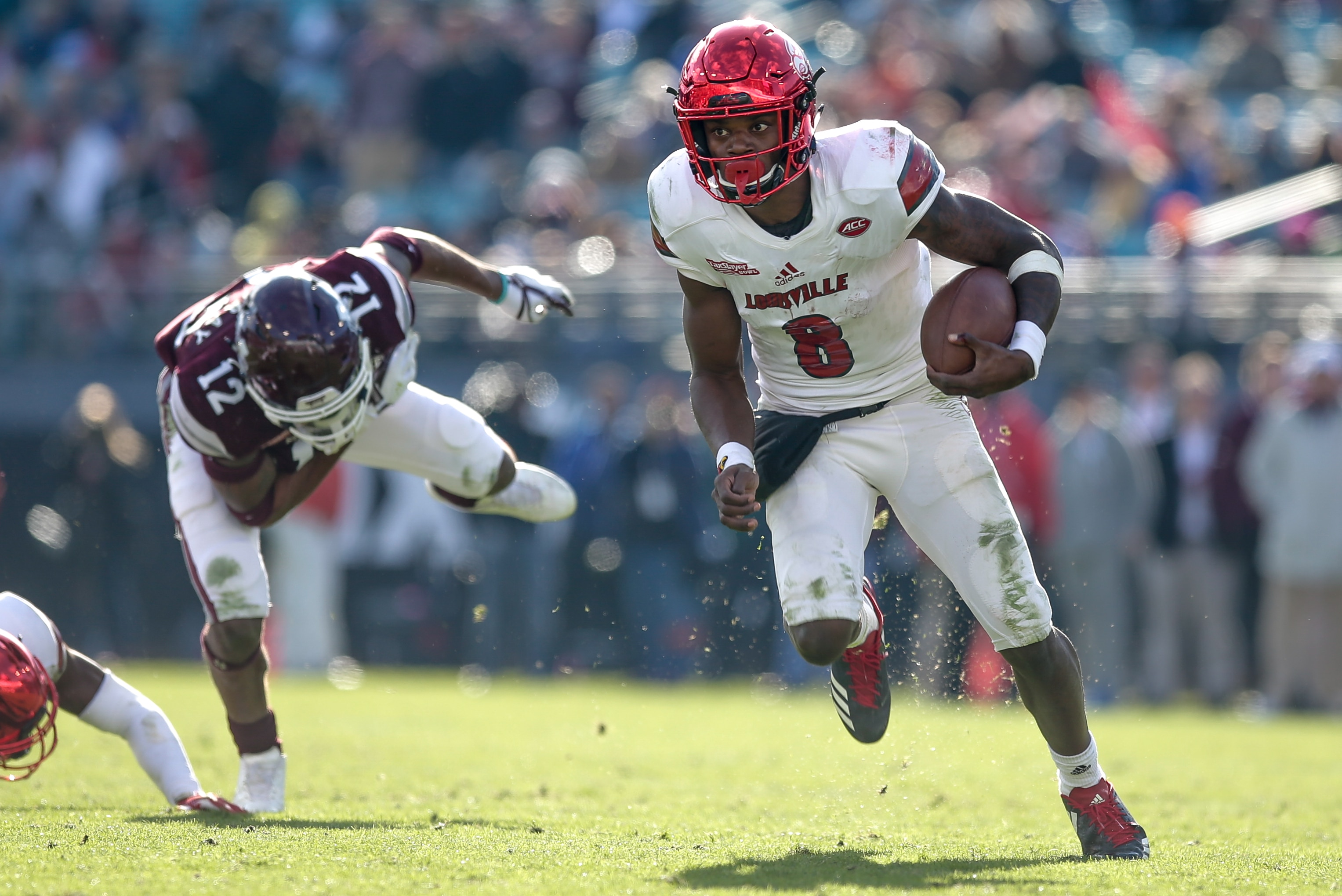 JACKSONVILLE, FL - DECEMBER 30: Louisville Cardinals quarterback Lamar Jackson (8) runs during the game between the Louisville Cardinals and the Mississippi State Bulldogs on December 30, 2017 at EverBank Field in Jacksonville, Fl. (Photo by David Rosenblum/Icon Sportswire via Getty Images)