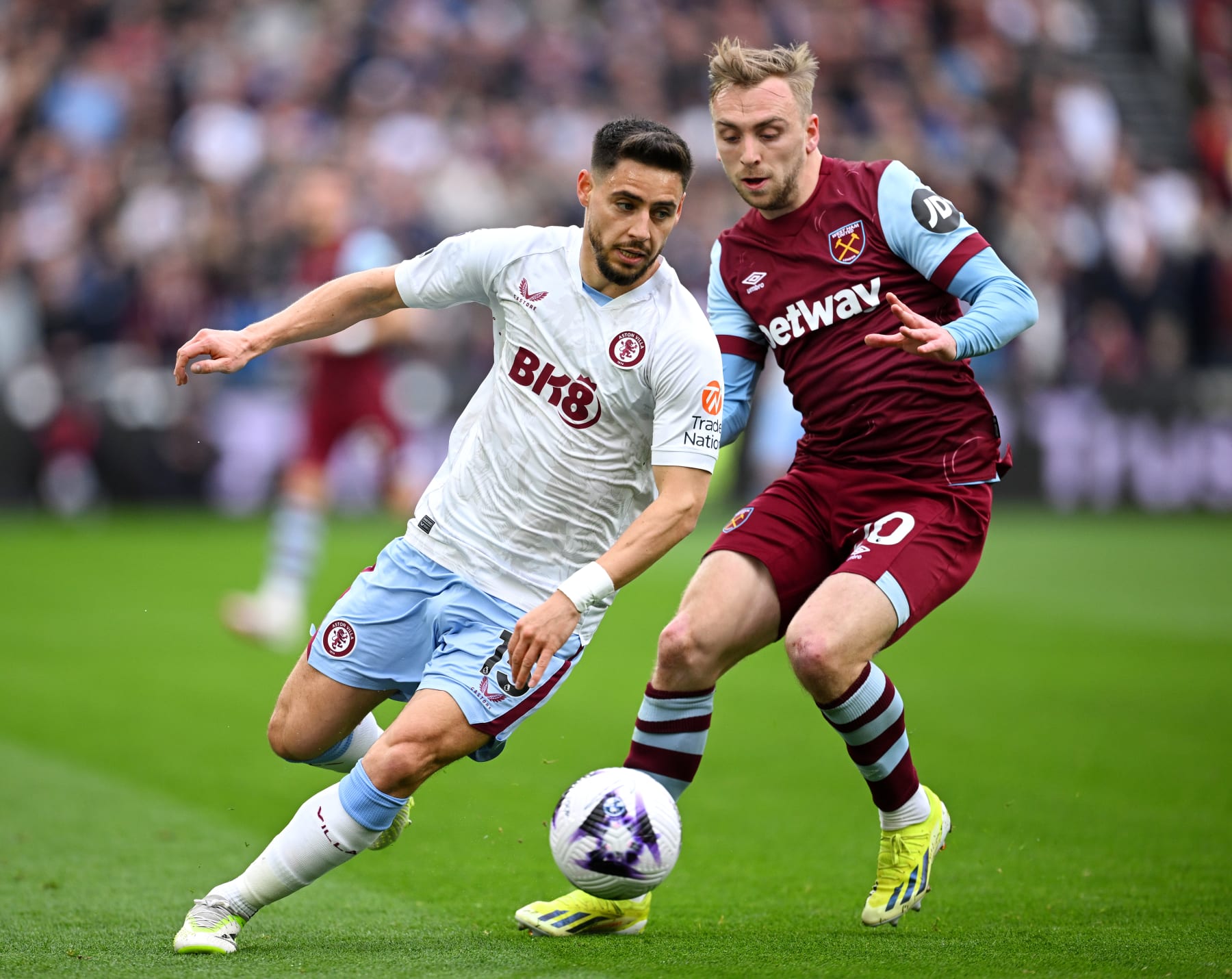 LONDON, ENGLAND - MARCH 17: Alex Moreno of Aston Villa runs with the ball whilst under pressure from Jarrod Bowen of West Ham United during the Premier League match between West Ham United and Aston Villa at London Stadium on March 17, 2024 in London, England. (Photo by Justin Setterfield/Getty Images)