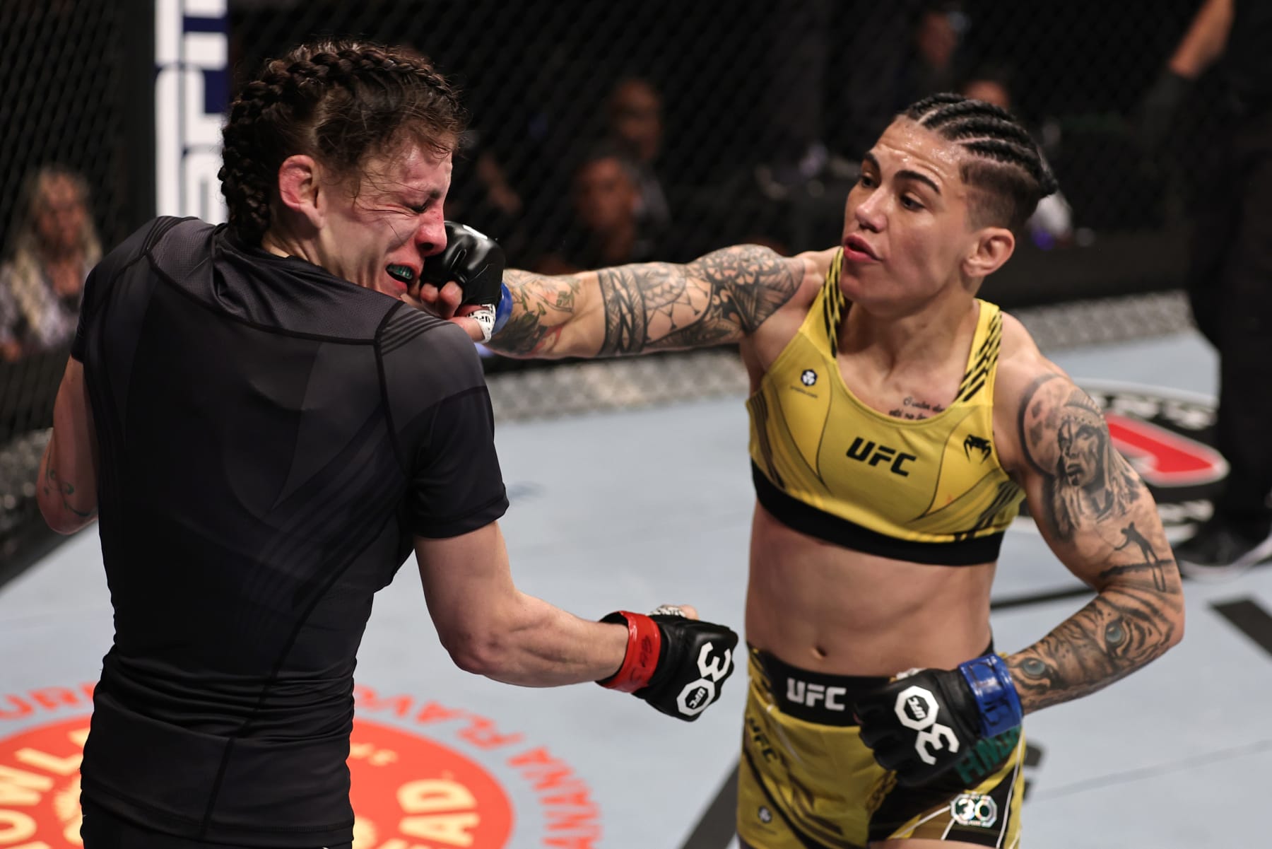 RIO DE JANEIRO, BRAZIL - JANUARY 21: (R-L) Jessica Andrade of Brazil punches Lauren Murphy in a flyweight fight during the UFC 283 event at Jeunesse Arena on January 21, 2023 in Rio de Janeiro, Brazil. (Photo by Buda Mendes/Zuffa LLC via Getty Images)
