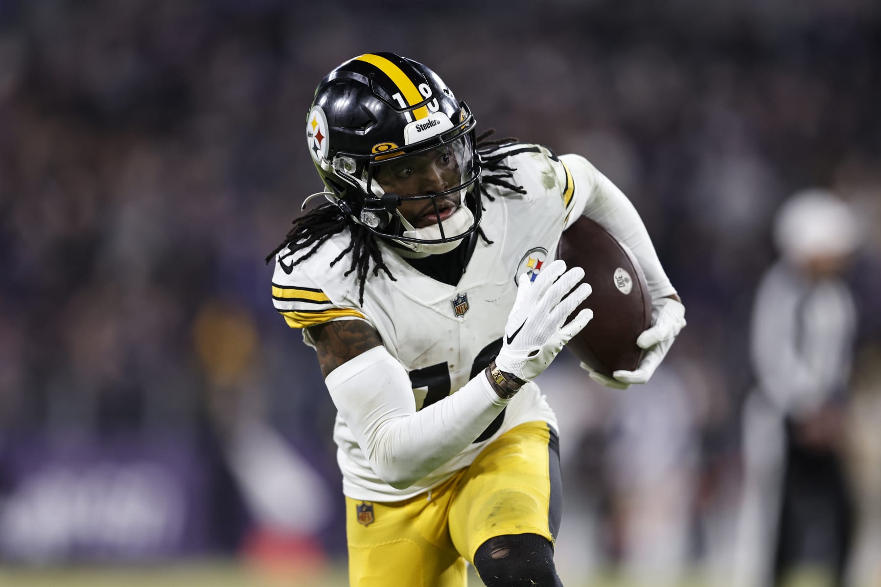 BALTIMORE, MARYLAND - JANUARY 01: Diontae Johnson #18 of the Pittsburgh Steelers runs with the ball during an NFL football game between the Baltimore Ravens and the Pittsburgh Steelers at M&T Bank Stadium on January 01, 2023 in Baltimore, Maryland. (Photo by Michael Owens/Getty Images)