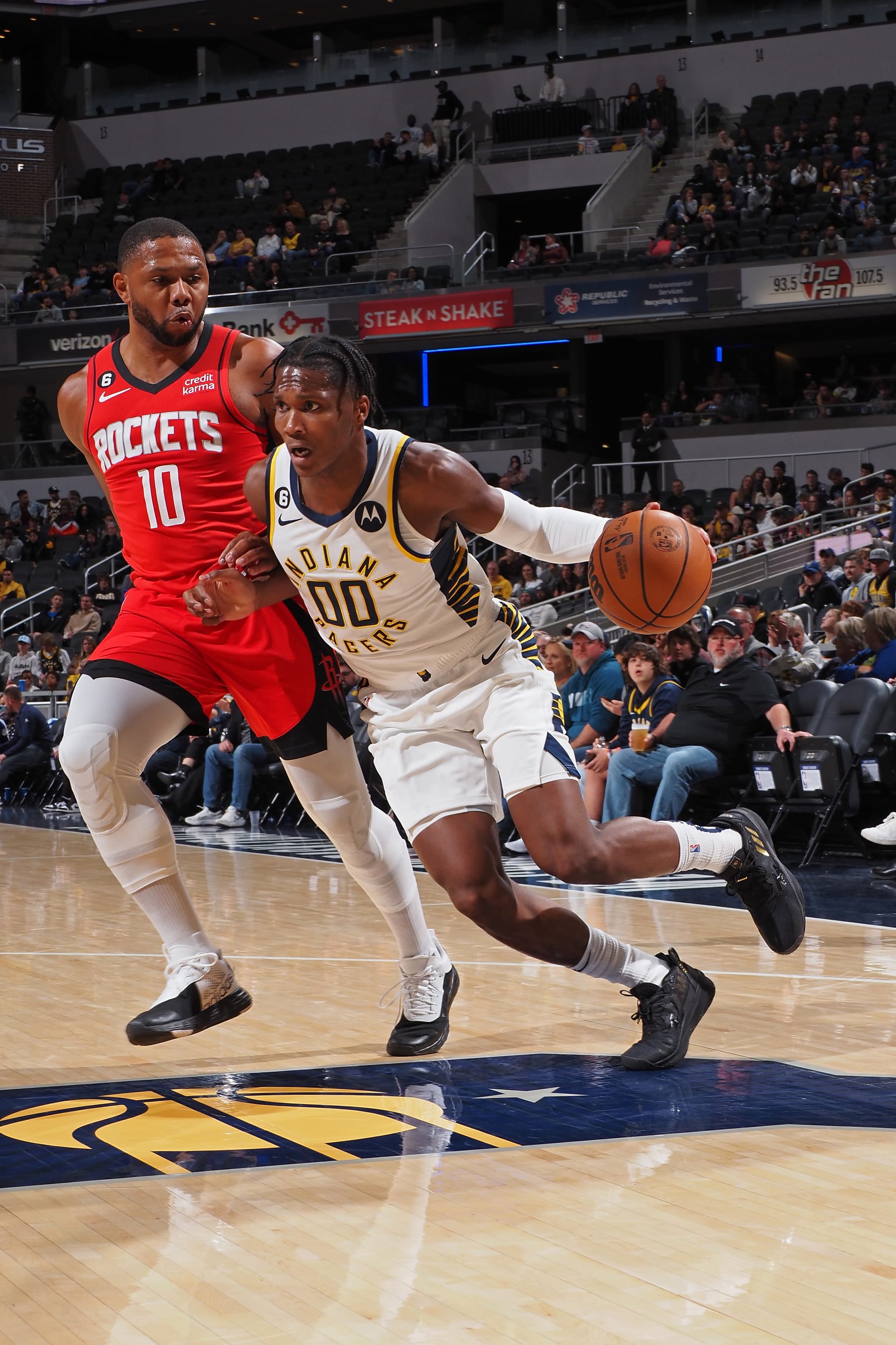 INDIANAPOLIS, IN - OCTOBER 14: Bennedict Mathurin #00 of the Indiana Pacers drives to the basket against the Houston Rockets during a preseason game on October 14, 2022 at Gainsbridge Fieldhouse in Indianapolis, Indiana. NOTE TO USER: User expressly acknowledges and agrees that, by downloading and or using this Photograph, user is consenting to the terms and conditions of the Getty Images License Agreement. Mandatory Copyright Notice: Copyright 2022 NBAE (Photo by Ron Hoskins/NBAE via Getty Images)