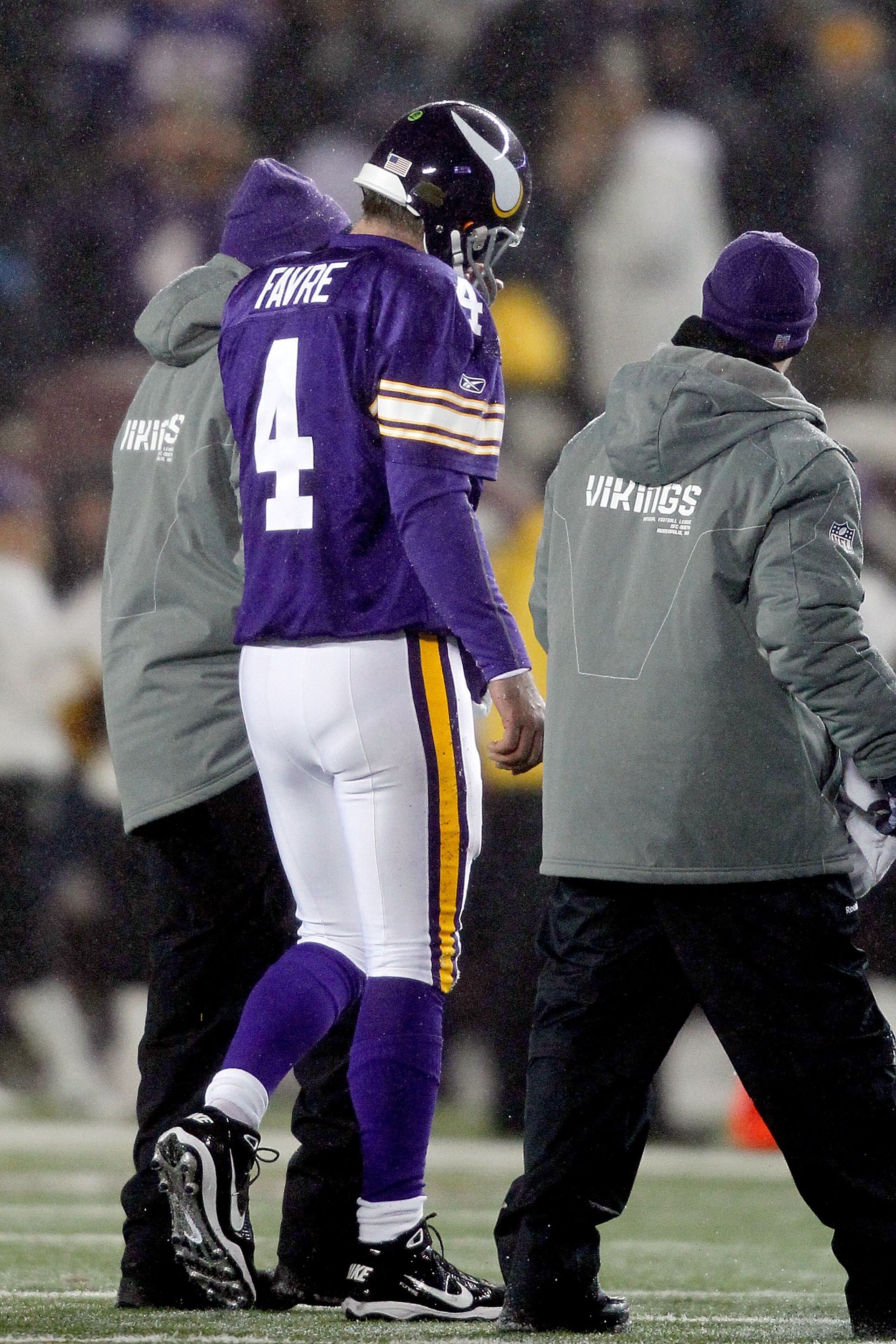 MINNEAPOLIS, MN - DECEMBER 20:  Quarterback Brett Favre #4 of the Minnesota Vikings leaves the field after being sacked by the Chicago Bears at TCF Bank Stadium on December 20, 2010 in Minneapolis, Minnesota.  (Photo by Matthew Stockman/Getty Images)