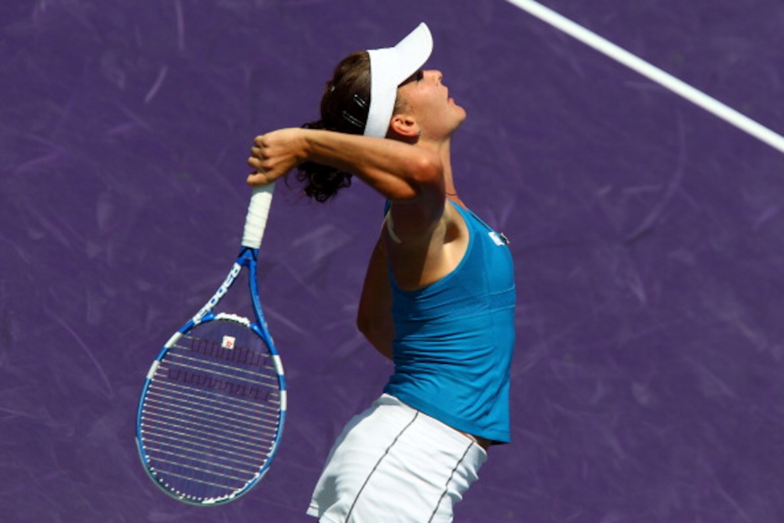 KEY BISCAYNE, FL - MARCH 30:  Agnieszka Radwanska of Poland serves against Vera Zvonareva of Russia during the Sony Ericsson Open at Crandon Park Tennis Center on March 30, 2011 in Key Biscayne, Florida.  (Photo by Clive Brunskill/Getty Images)