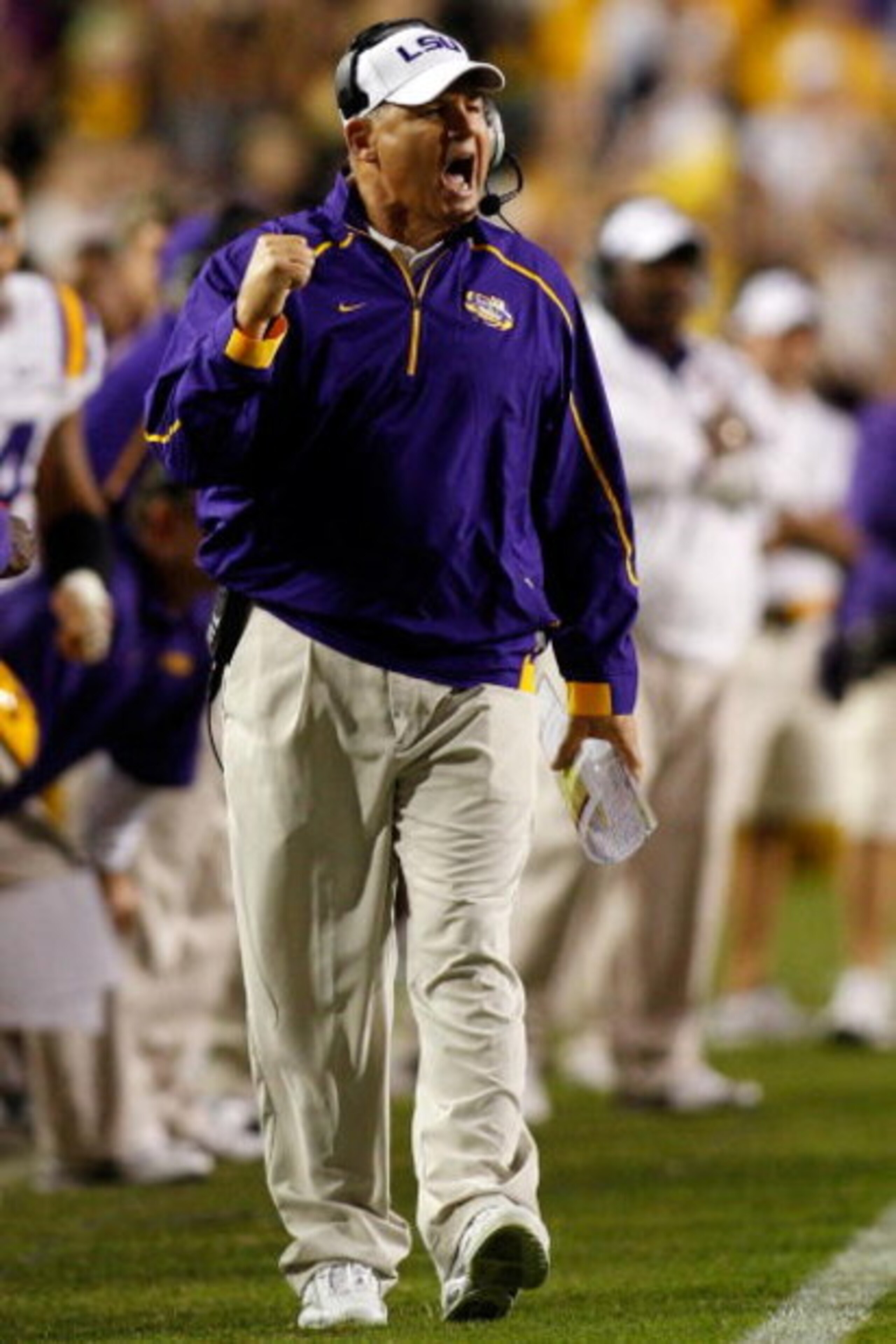 BATON ROUGE, LA - OCTOBER 24:  Head coach Les Miles of the Louisiana State University Tigers reacts to a missed field goal against the Auburn Tigers at Tiger Stadium on October 24, 2009 in Baton Rouge, Louisiana.  (Photo by Chris Graythen/Getty Images)