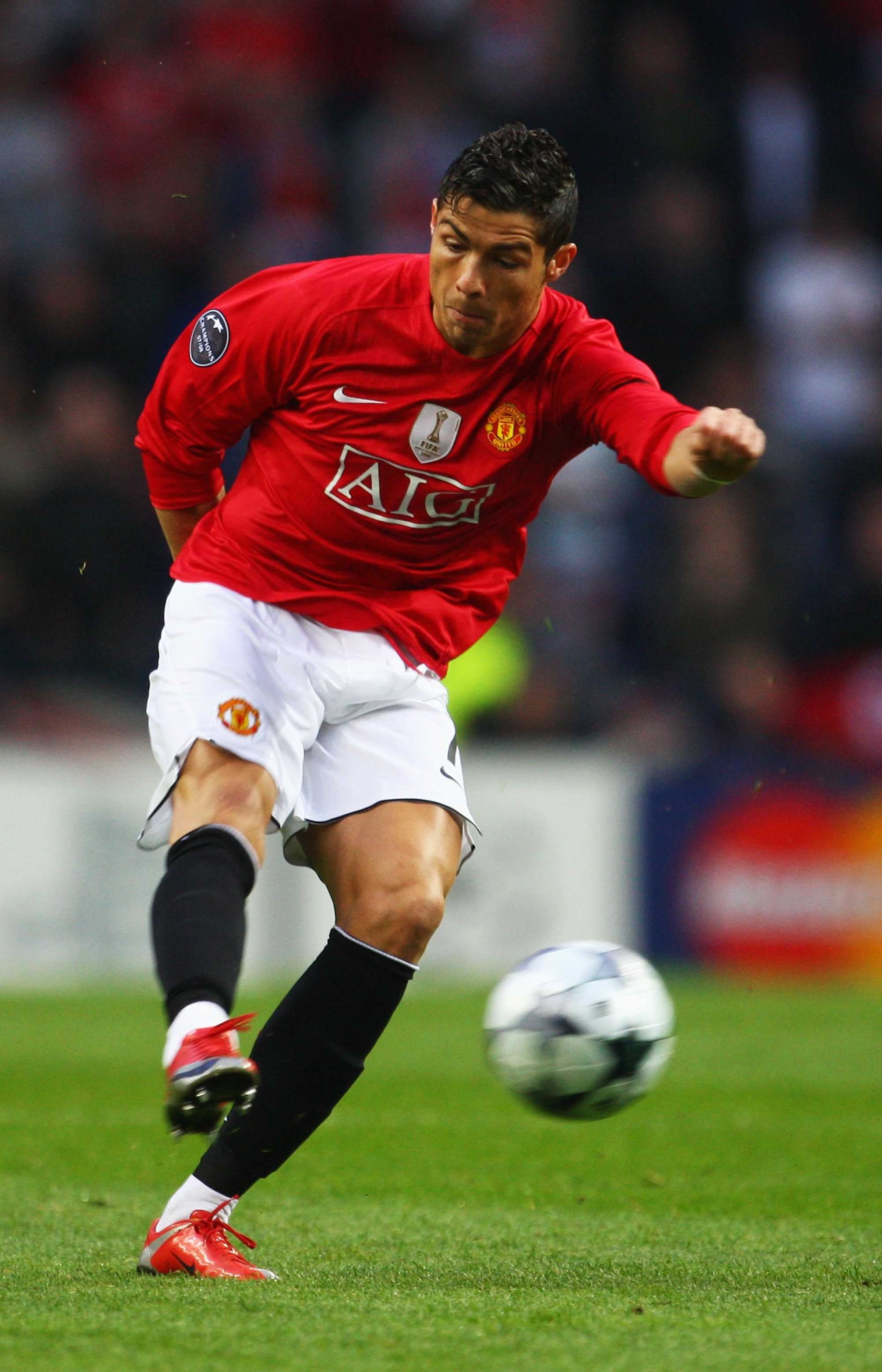 PORTO, PORTUGAL - APRIL 15:  Cristiano Ronaldo of Manchester United scores their first goal during the UEFA Champions League Quarter Final second leg match between FC Porto and Manchester United at the Estadio do Dragao on April 15, 2009 in Porto, Portuga