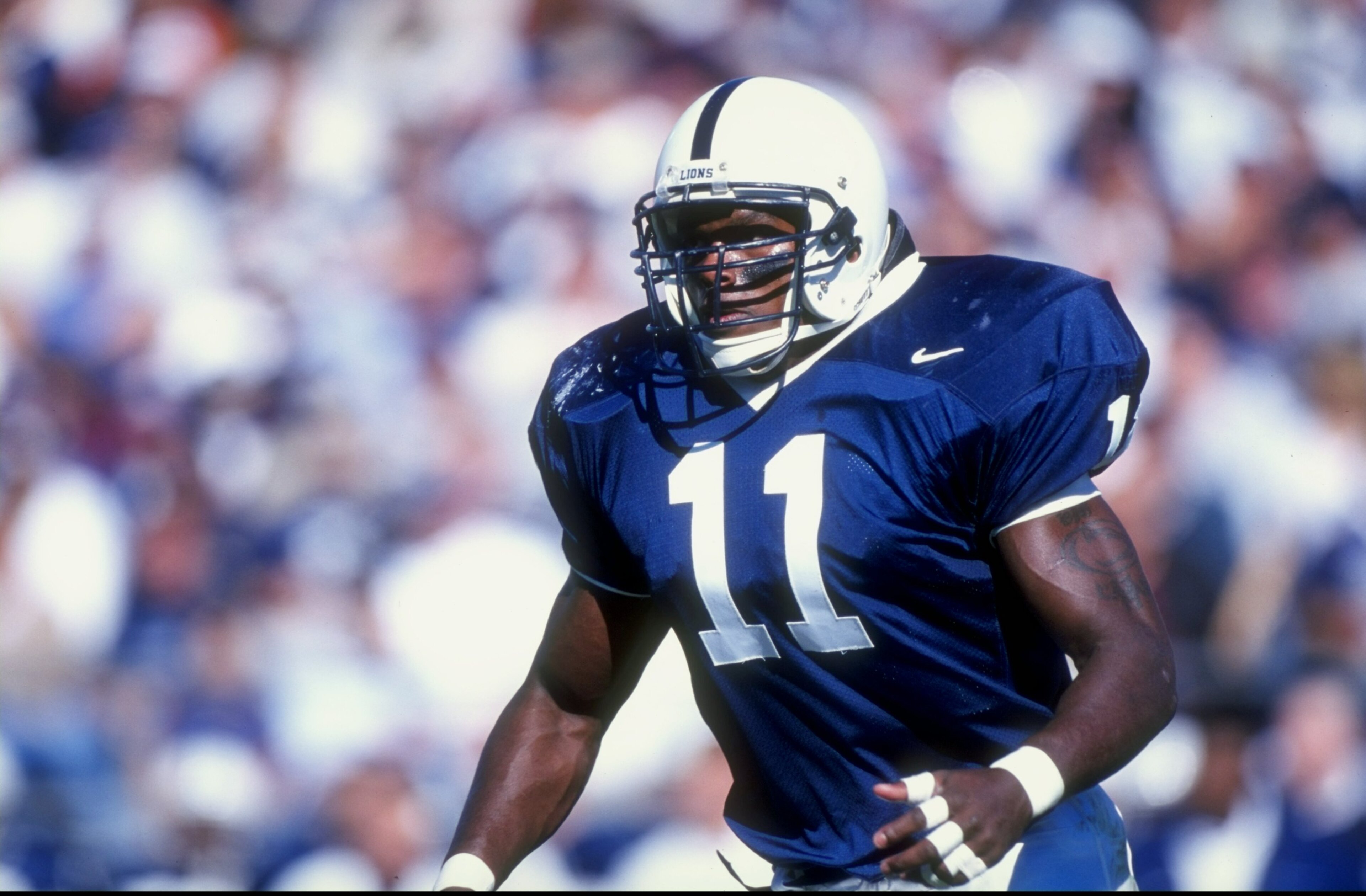 31 Oct 1998:  Linebacker La Var Arrington #11 of the Penn State Nittany Lions in action during the game against the Illinois Illini at the Beaver Stadium in State College, Pennsylvania. The Nittany Lions defeated the Illini 27-0.