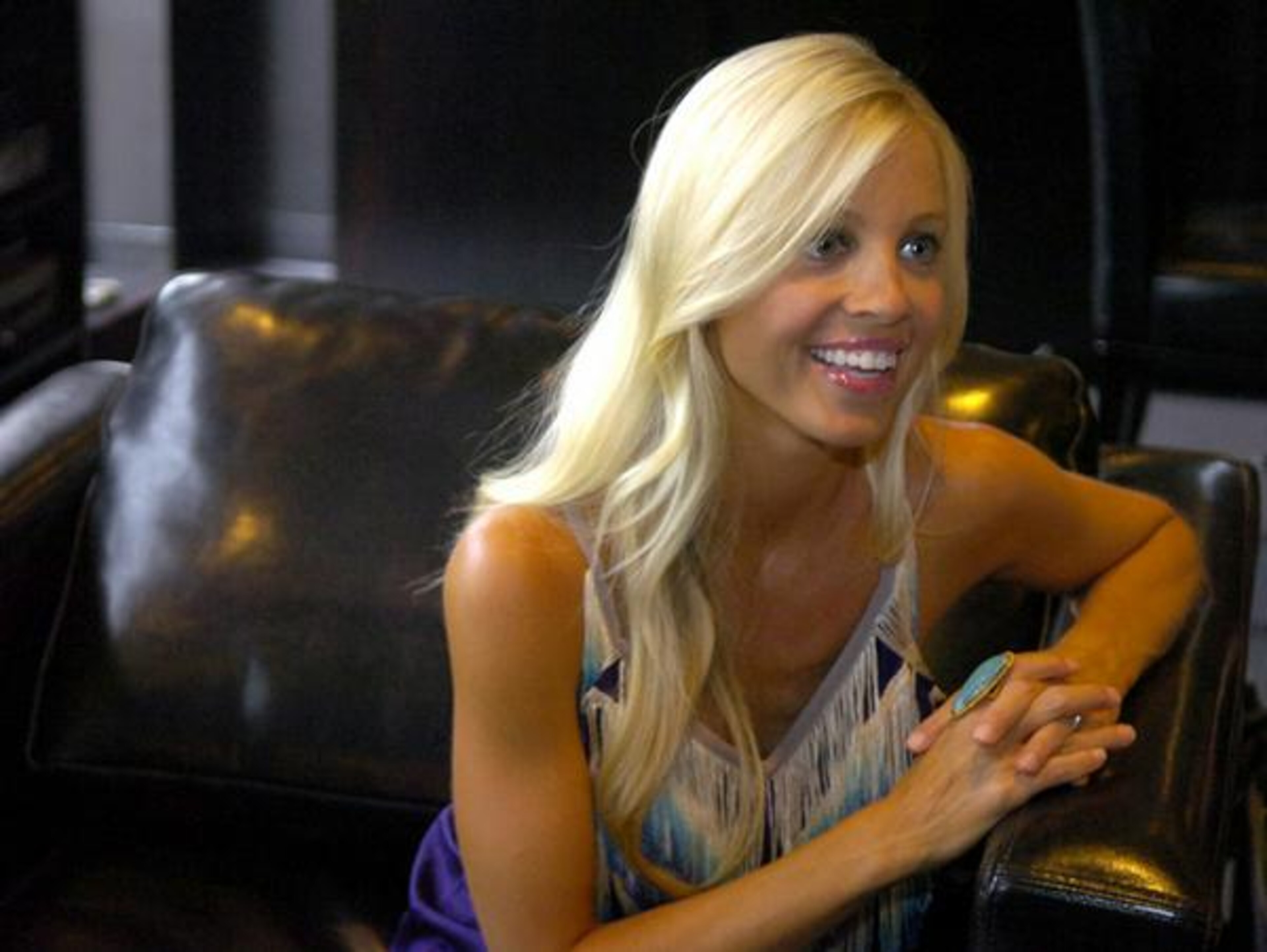 layla kiffin orange dress The Kiffin family appears to be fully embracing the holiday spirit and doing it with plenty of personality. Layla Kiffin Steals the Spotlight on TikTok Lane Kiffin's wife, Layla Kiffin, made