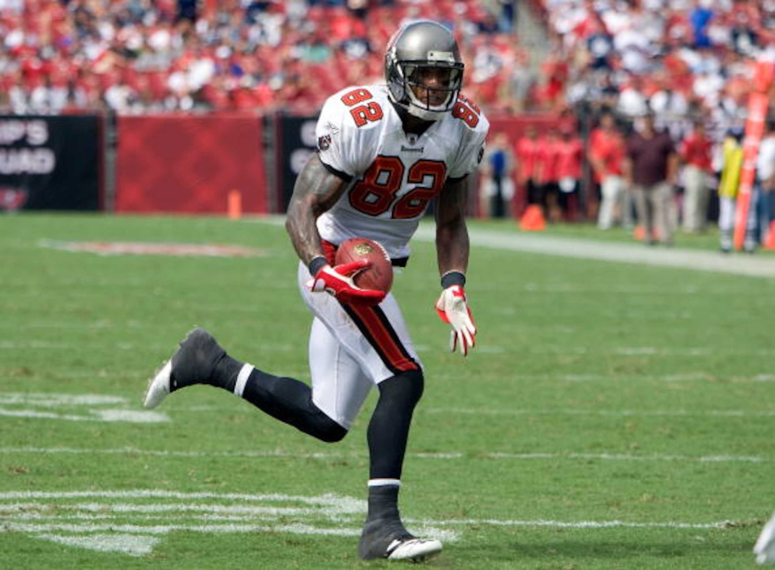 TAMPA, FL - SEPTEMBER 13:  Tight end Kellen Winslow #82 of the Tampa Bay Buccaneers runs after a reception against the Dallas Cowboys during the game at Raymond James Stadium on September 13, 2009 in Tampa, Florida.  (Photo by J. Meric/Getty Images)