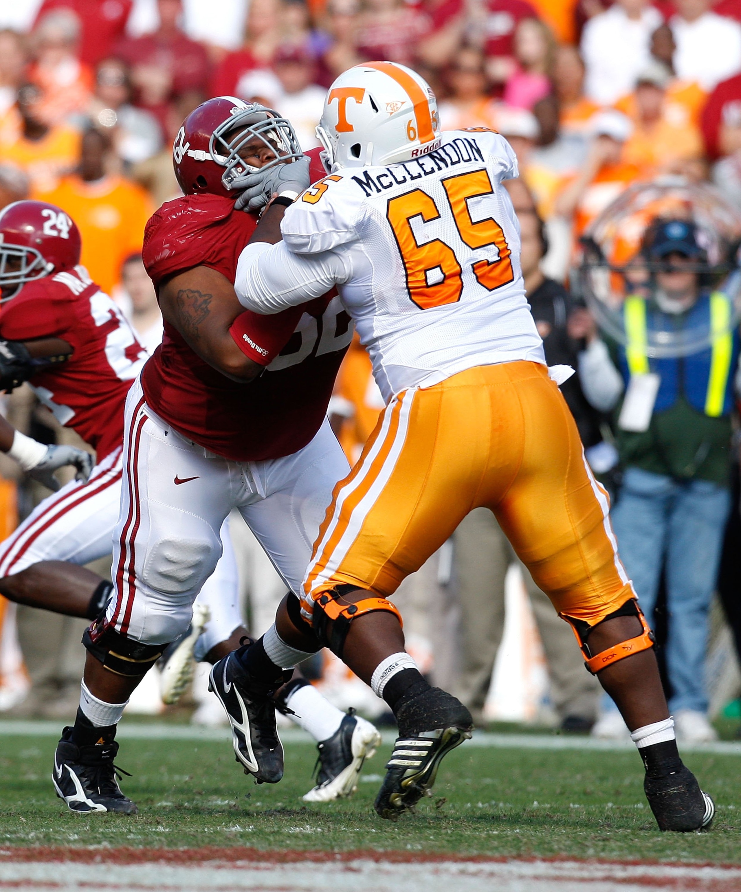 TUSCALOOSA, AL - OCTOBER 24:  Terrence Cody #62 of the Alabama Crimson Tide against Jacques McClendon #65 of the Tennessee Volunteers at Bryant-Denny Stadium on October 24, 2009 in Tuscaloosa, Alabama.  (Photo by Kevin C. Cox/Getty Images)