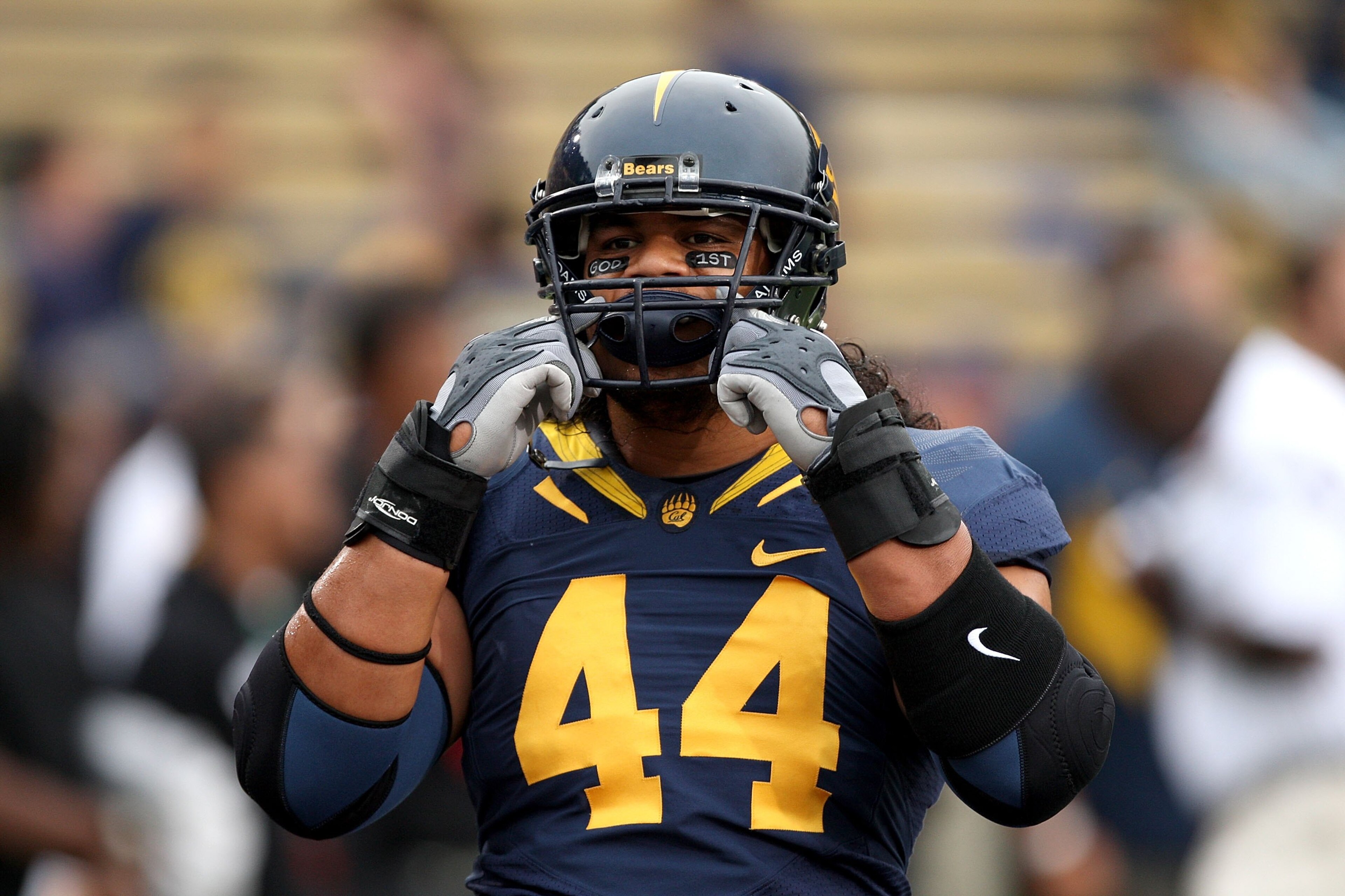 BERKELEY, CA - SEPTEMBER 05:  Tyson Alualu #44 of the California Golden Bears warms up before their game against the Maryland Terrapins at California Memorial Stadium on September 5, 2009 in Berkeley, California.  (Photo by Ezra Shaw/Getty Images)