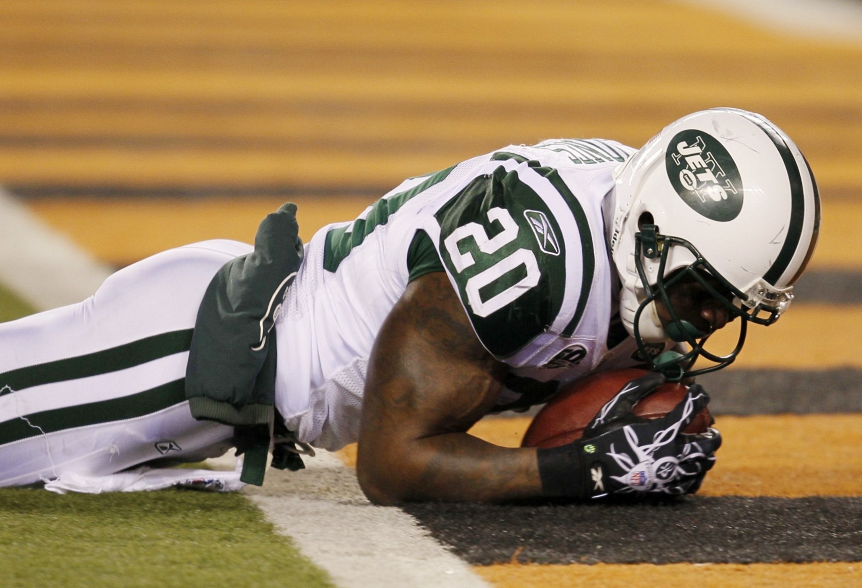 CINCINNATI - JANUARY 9:  Running back Thomas Jones #20 of the New York Jets dives into the endzone for a nine-yard touchdown run in the third quarter against the Cincinnati Bengals during the 2010 AFC wild-card playoff game at Paul Brown Stadium on Januar