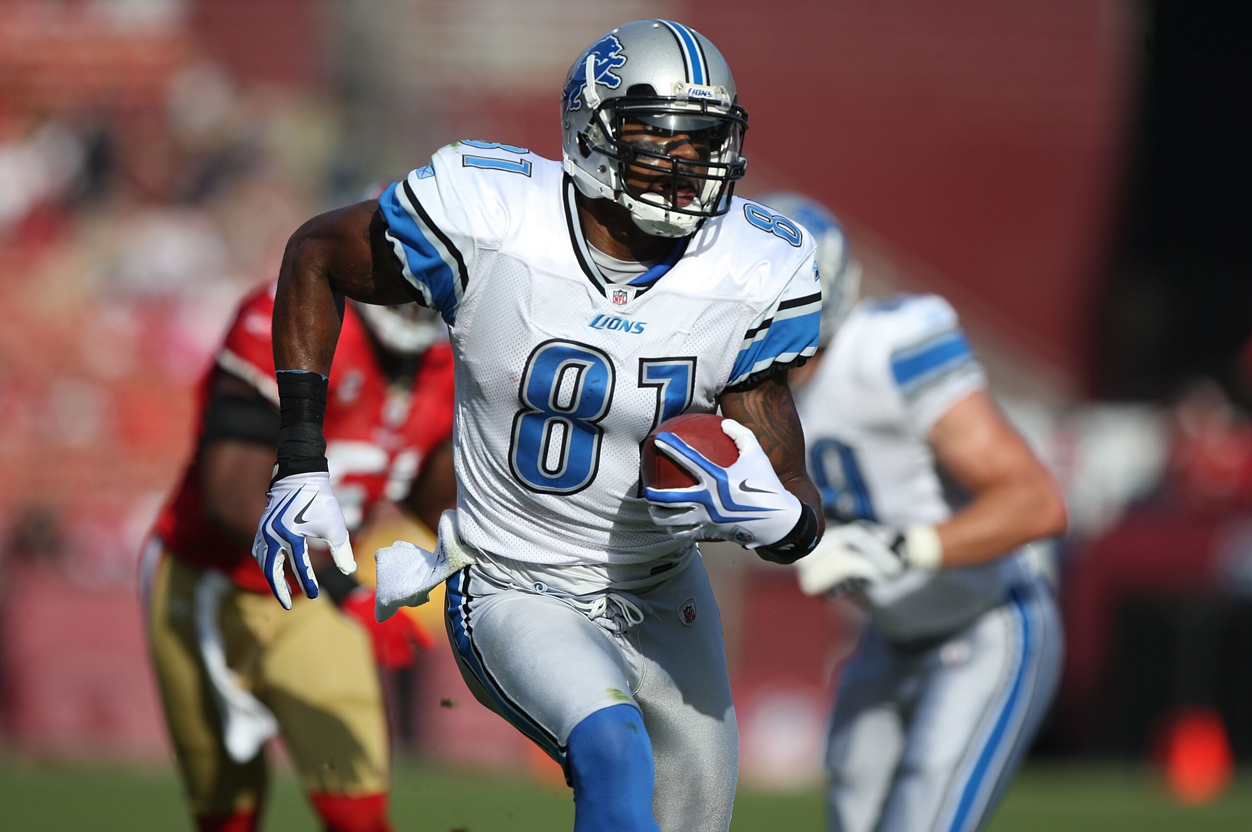 SAN FRANCISCO - DECEMBER 27:  Calvin Johnson #31 of the Detroit Lions runs after a catch against the San Francisco 49ers during an NFL game at Candlestick Park on December 27, 2009 in San Francisco, California.  (Photo by Jed Jacobsohn/Getty Images)