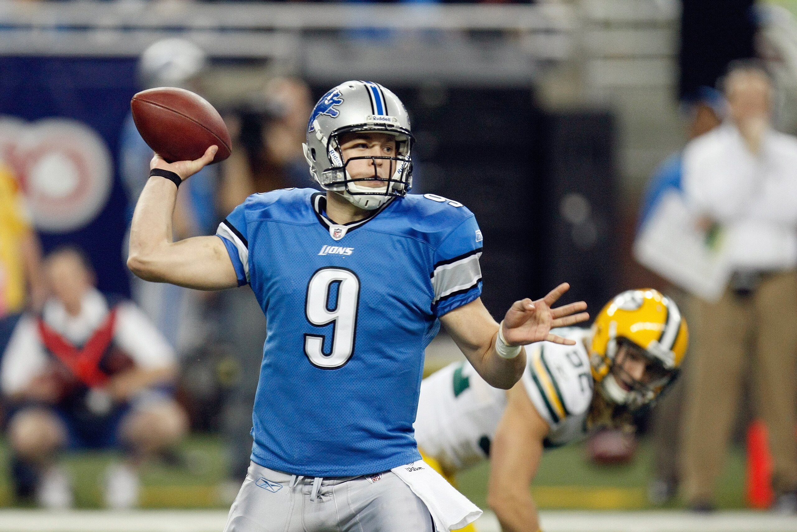 DETROIT , MI - NOVEMBER 26:  Matthew Stafford #9 of the Detroit Lions throws a first quarter pass while playing the Green Bay Packers on November 26, 2009 at Ford Field in Detroit, Michigan.  (Photo by Gregory Shamus/Getty Images)