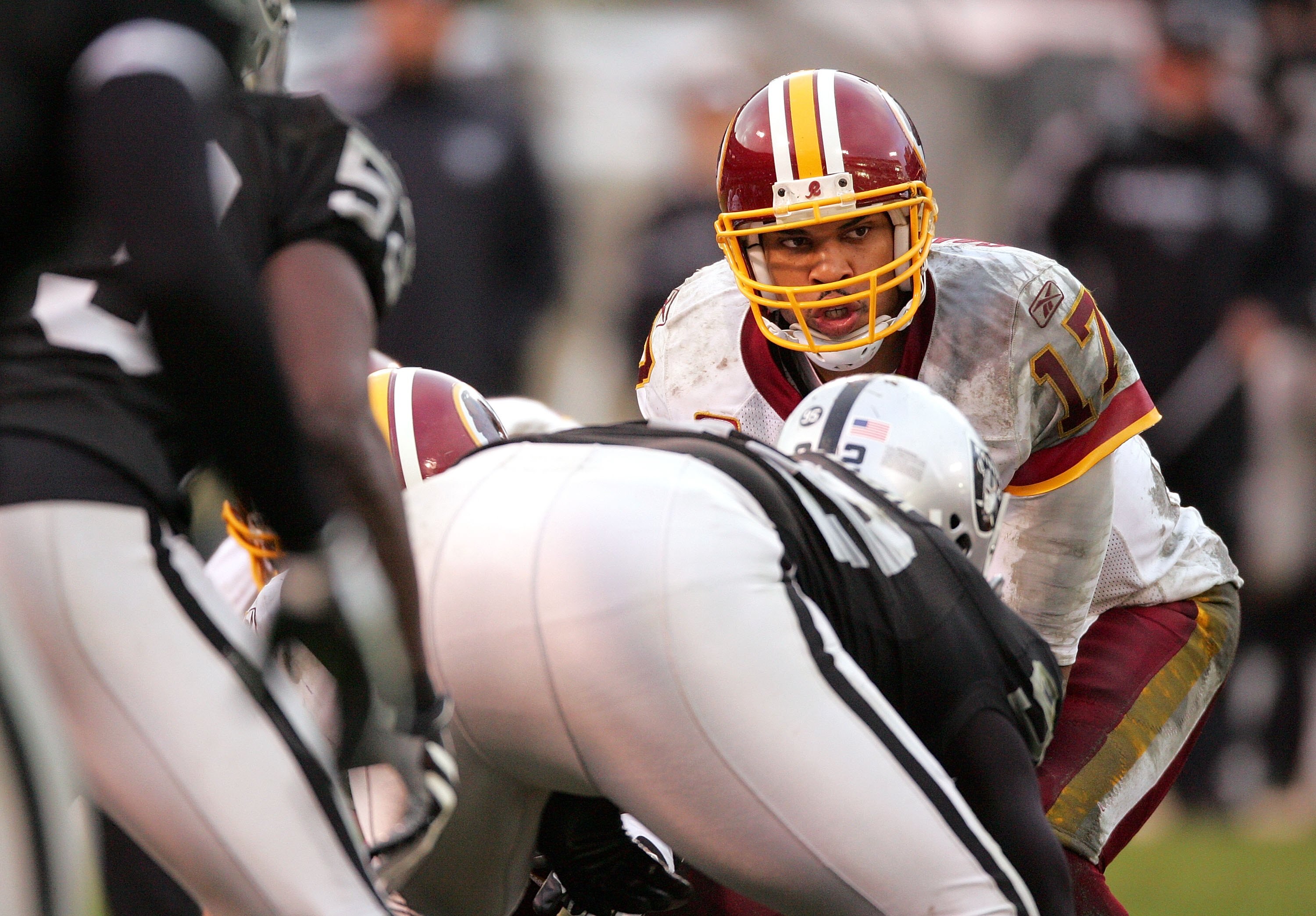 OAKLAND, CA - DECEMBER 13:  Jason Campbell #17 of the Washington Redskins lines up at the line of scrimmage during their game against the Oakland Raiders at Oakland-Alameda County Coliseum on December 13, 2009 in Oakland, California.  (Photo by Ezra Shaw/