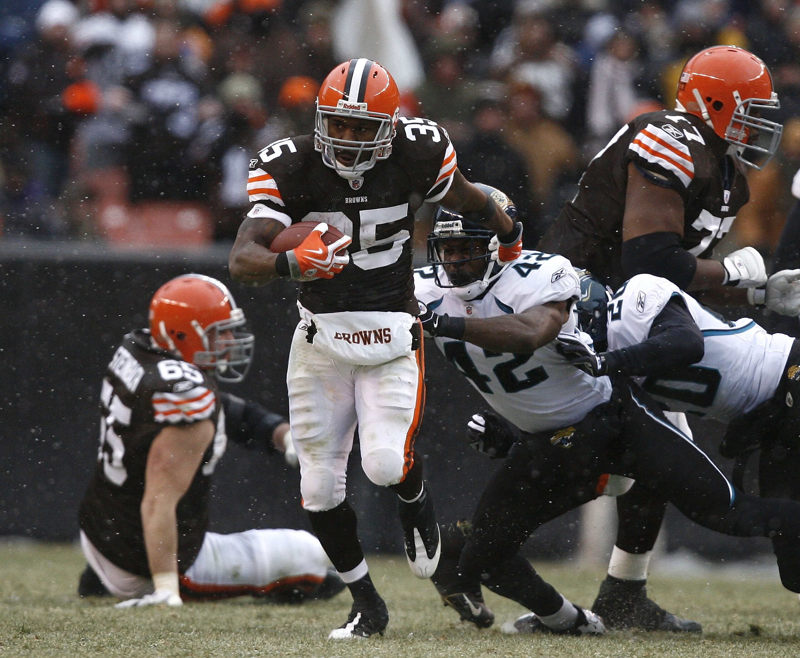 CLEVELAND - JANUARY 03:  Jerome Harrison #35 of the Cleveland Browns runs by Gerald Alexander #42 of the Jacksonville Jaguars at Cleveland Browns Stadium on January 3, 2010 in Cleveland, Ohio.  (Photo by Matt Sullivan/Getty Images)