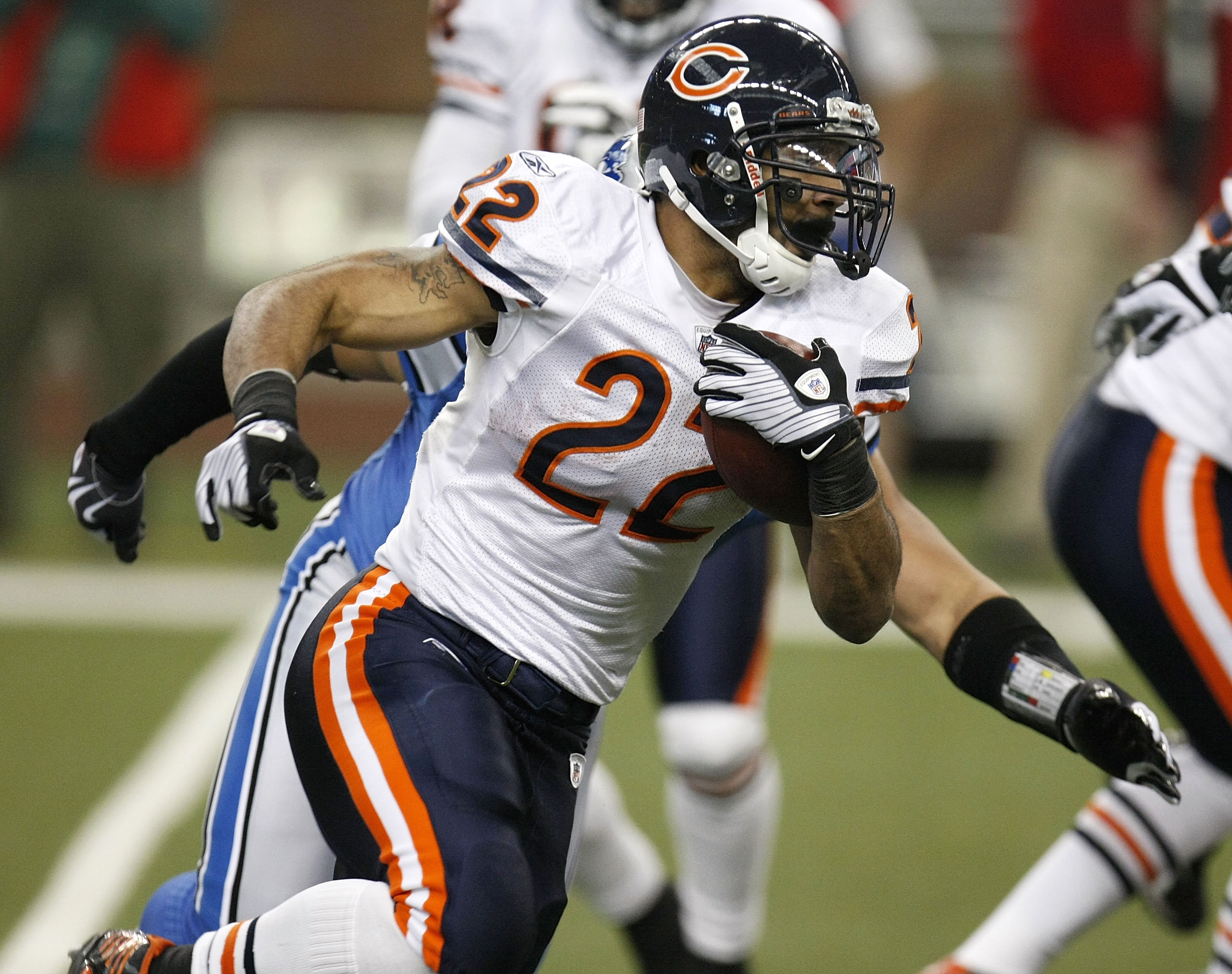 DETROIT - JANUARY 03: Matt Forte #22 of the Chicago Bears looks for running room during a first quarter run while playing the Detroit Lions on January 3, 2010 at Ford Field in Detroit, Michigan.  (Photo by Gregory Shamus/Getty Images)