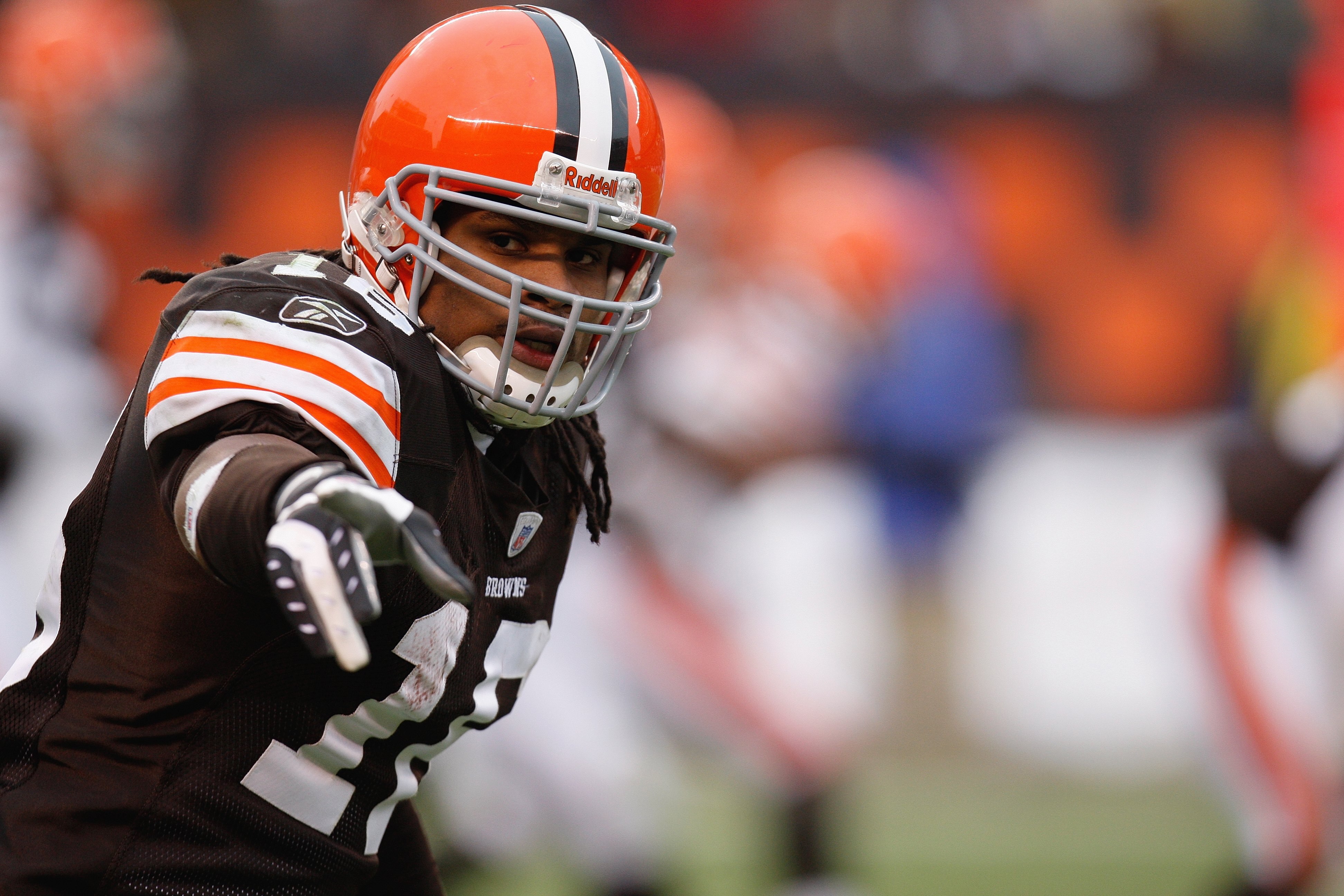 CLEVELAND - DECEMBER 30:  Josh Cribbs #16 of the Cleveland Browns positions himself at the line of scrimmage during the game against the San Francisco 49ers on December 30, 2007 at Cleveland Browns Stadium in Cleveland, Ohio. (Photo By Gregory Shamus/Gett