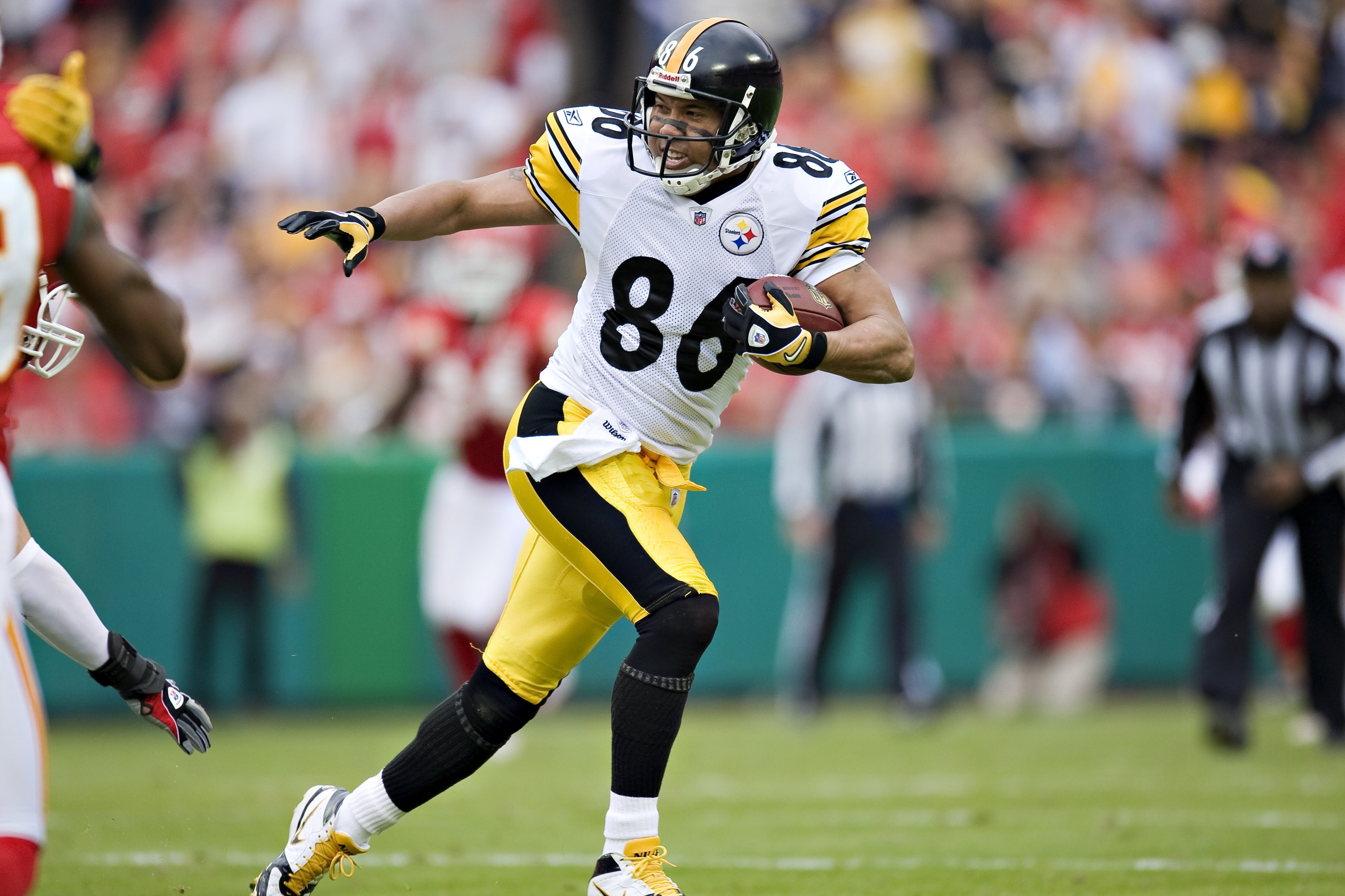 KANSAS CITY, MO - NOVEMBER 22:  Wide receiver Hines Ward #86 of the Pittsburgh Steelers runs with the ball during NFL action against the Kansas City Chiefs at Arrowhead Stadium on November 22, 2009 in Kansas City, Missouri.  The Chiefs defeated the Steele