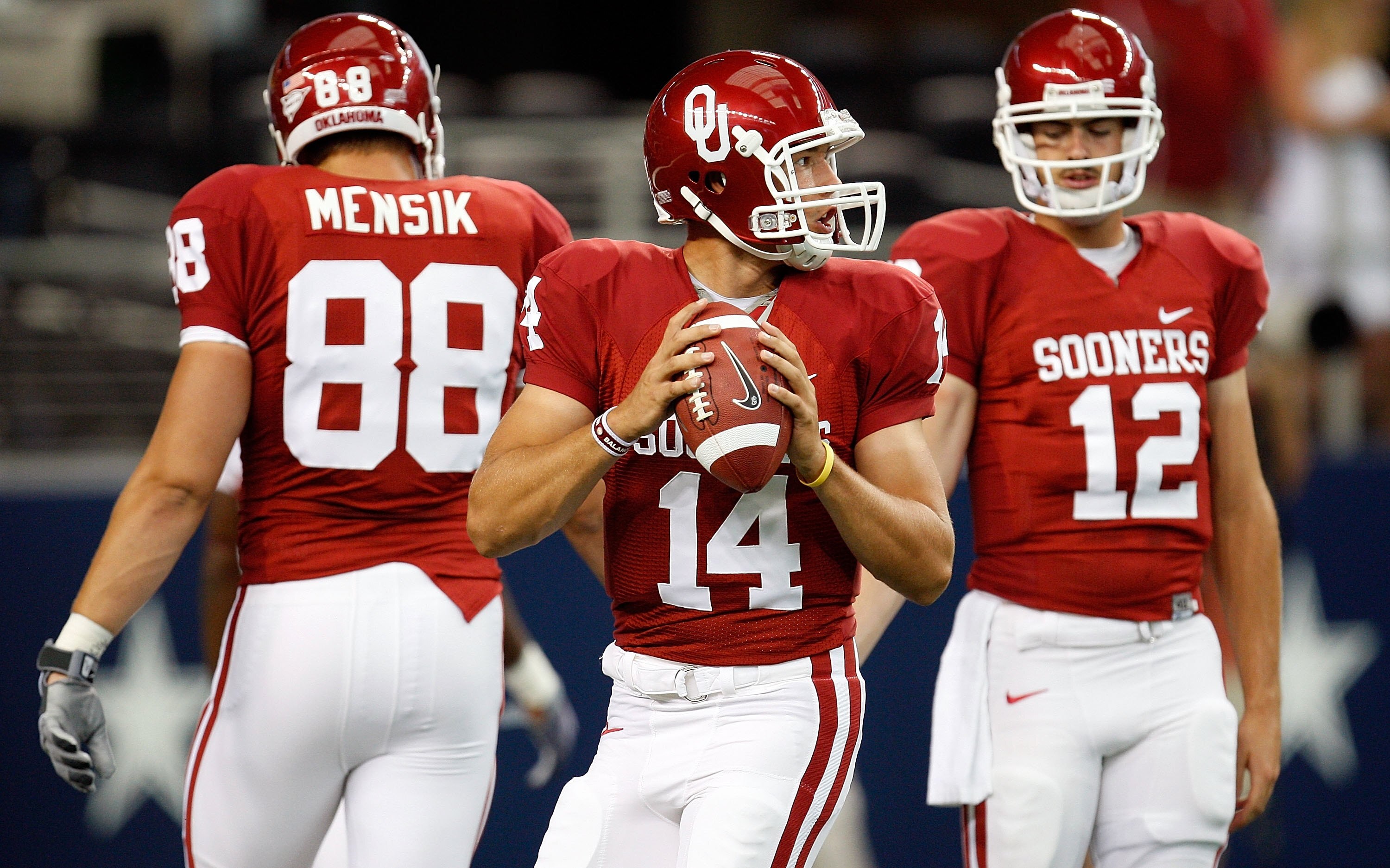 ARLINGTON, TX - SEPTEMBER 05:  Quarterback Sam Bradford #14 of the Oklahoma Sooners warms up before a game against the Brigham Young Cougars at Cowboys Stadium on September 5, 2009 in Arlington, Texas.  (Photo by Ronald Martinez/Getty Images)