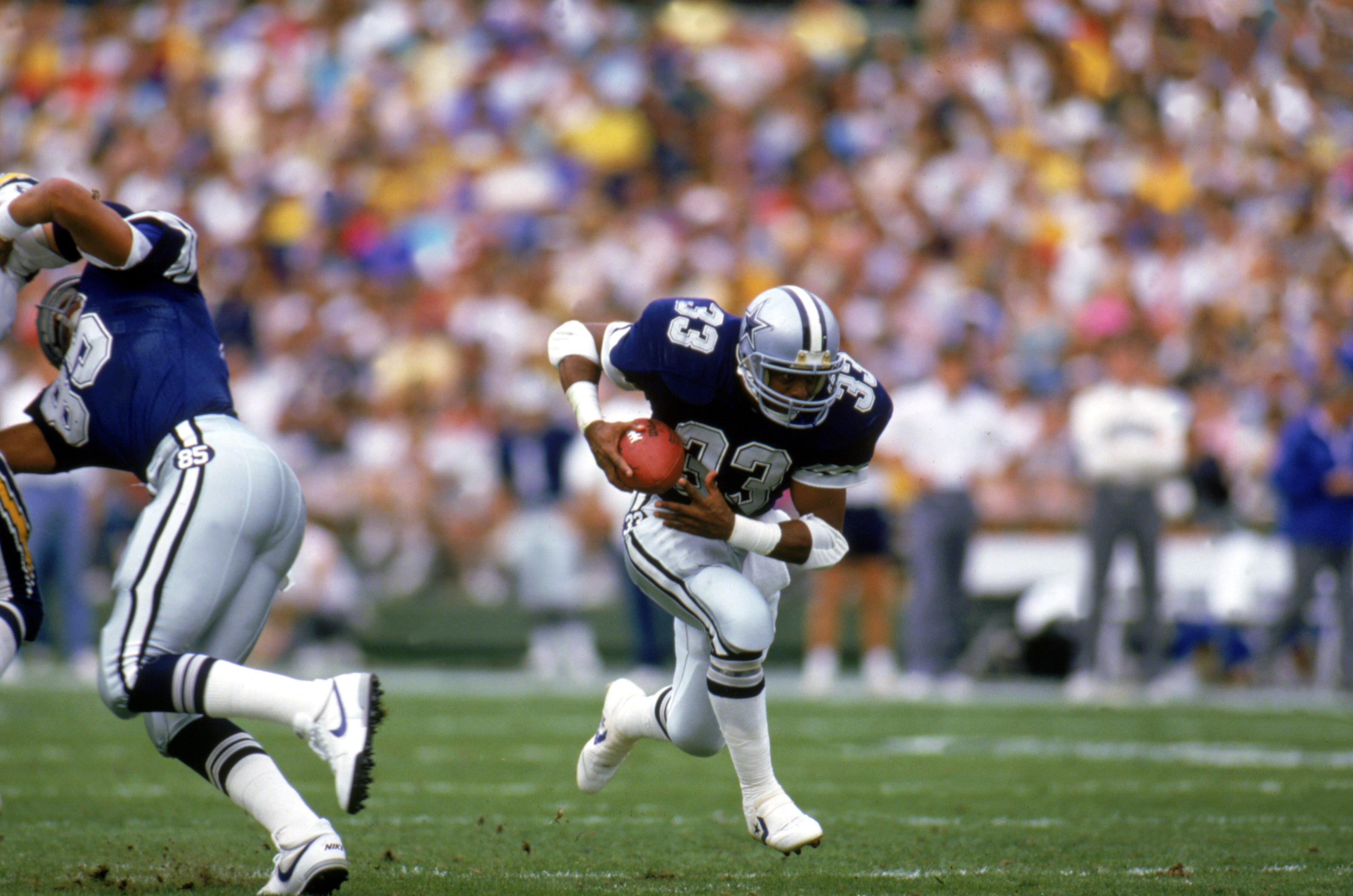 SAN DIEGO, CA - 1986:  Running back Tony Dorsett #33 of the Dallas Cowboys runs the ball during a game against the San Diego Chargers at Jack Murphy Stadium during the 1986 NFL season in San Diego, California.  (Photo by Rick Stewart/Getty Images)