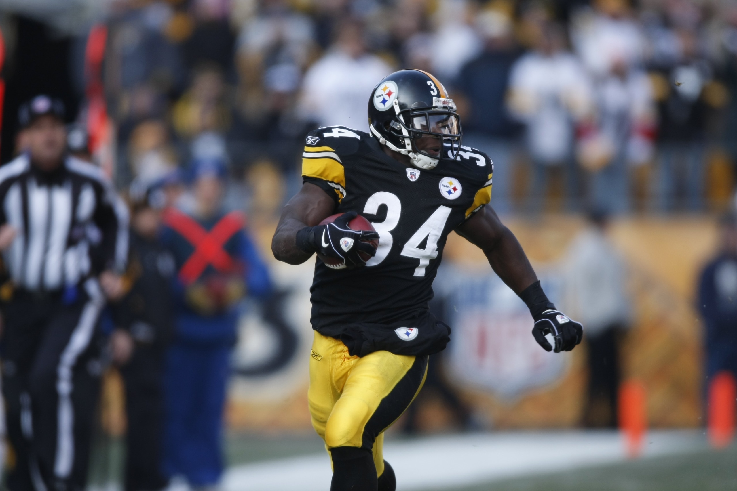 PITTSBURGH - DECEMBER 06: Rashard Mendenhall #34 of the Pittsburgh Steelers carries the ball during the game against the Oakland Raiders on December 6, 2009 at Heinz Field in Pittsburgh, Pennsylvania. (Photo by Gregory Shamus/Getty Images) PITTSBURGH - DECEMBER 06: Rashard Mendenhall #34 of the Pittsburgh Steelers carries the ball during the game against the Oakland Raiders on December 6, 2009 at Heinz Field in Pittsburgh, Pennsylvania. (Photo by Gregory Shamus/Getty Images)