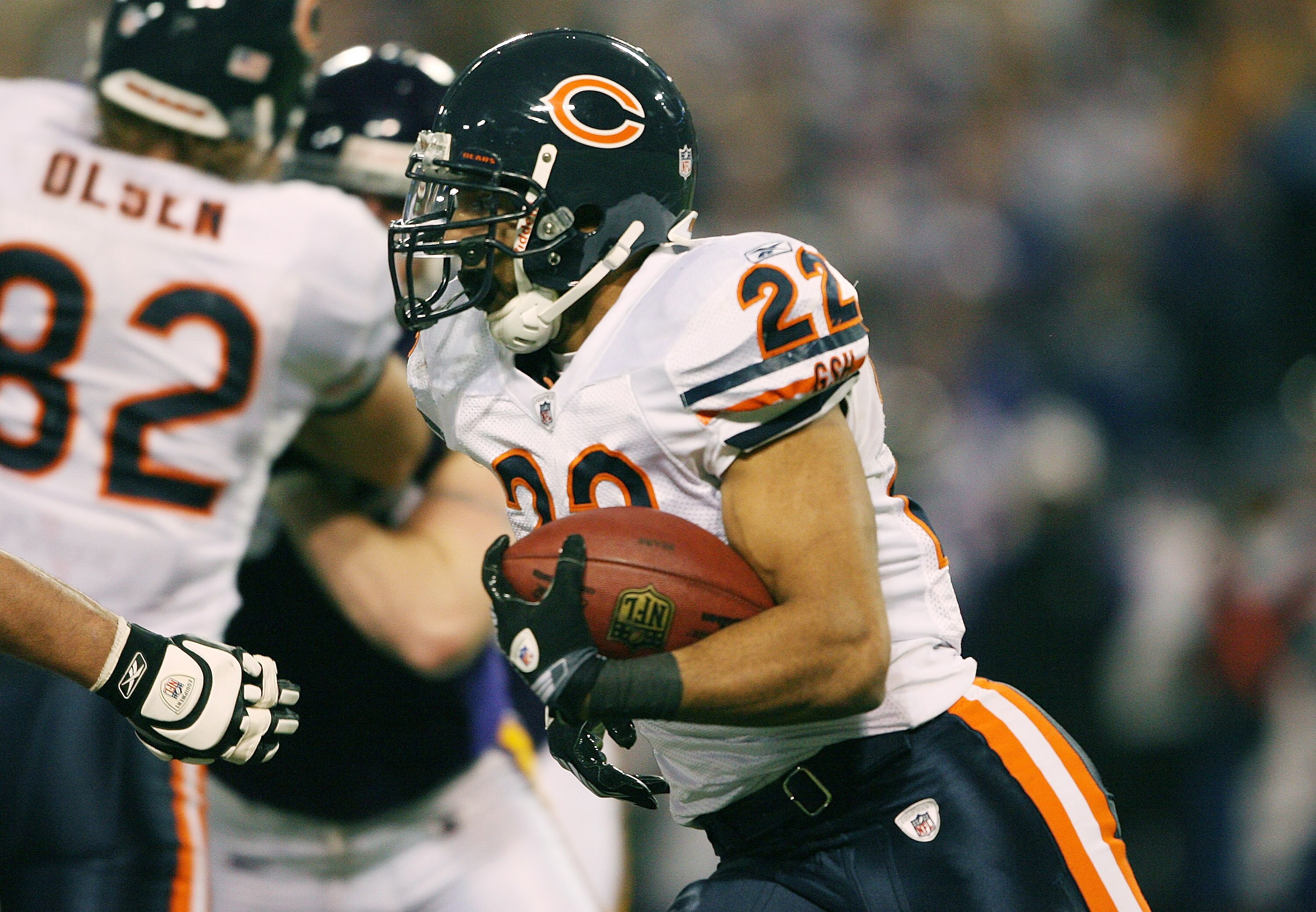 MINNEAPOLIS - NOVEMBER 29:   Matt Forte #22 of the Chicago Bears carries the ball in the second half against the Minnesota Vikings on November 29, 2009 at Hubert H. Humphrey Metrodome in Minneapolis, Minnesota. The Vikings defeated the Bears 36-10.  (Phot