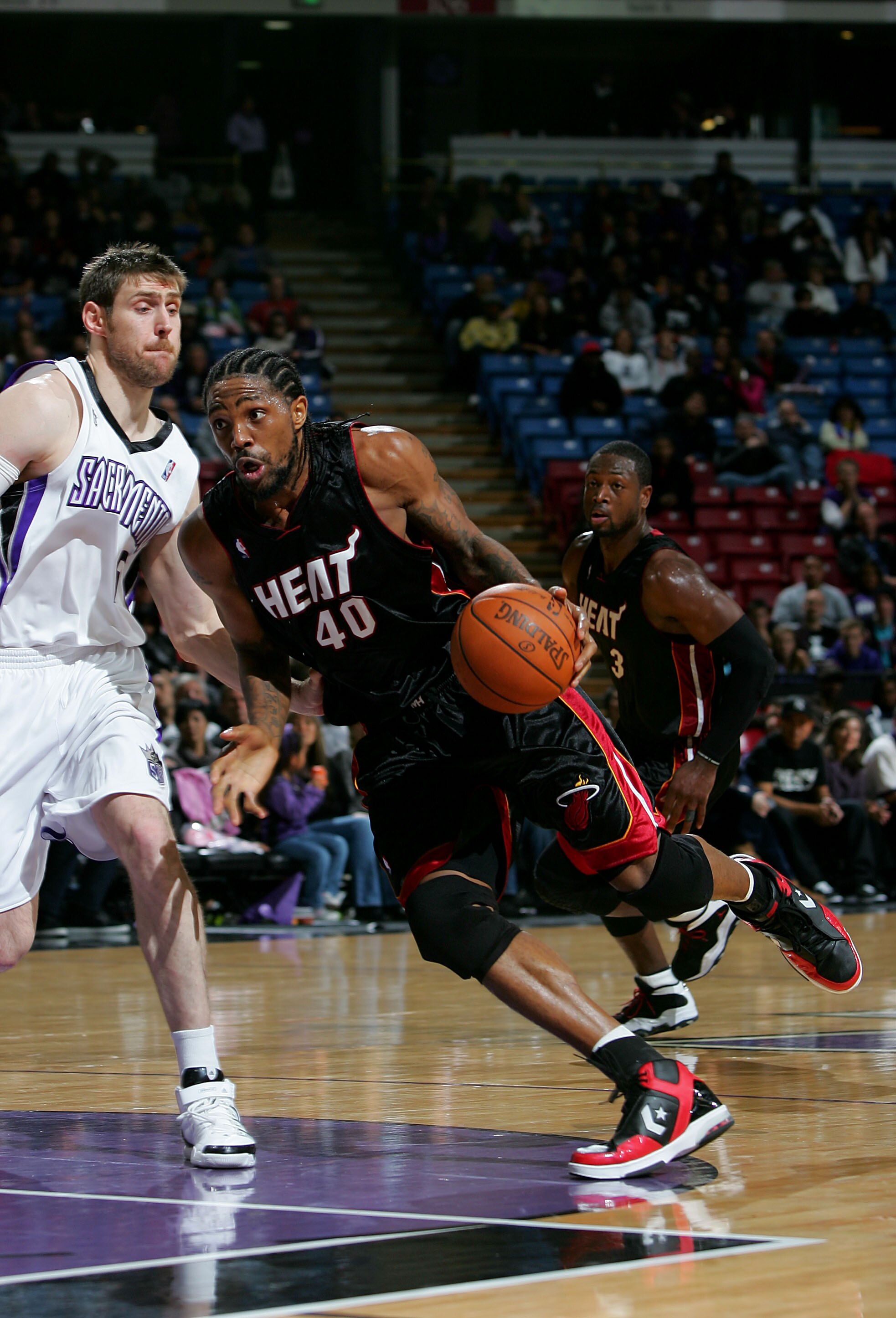 SACRAMENTO, CA - DECEMBER 06:  Udonis Haslem #40 of the Miami Heat drives to the basket during their game against the Sacramento Kings at ARCO Arena on December 6, 2009 in Sacramento, California.  NOTE TO USER: User expressly acknowledges and agrees that,