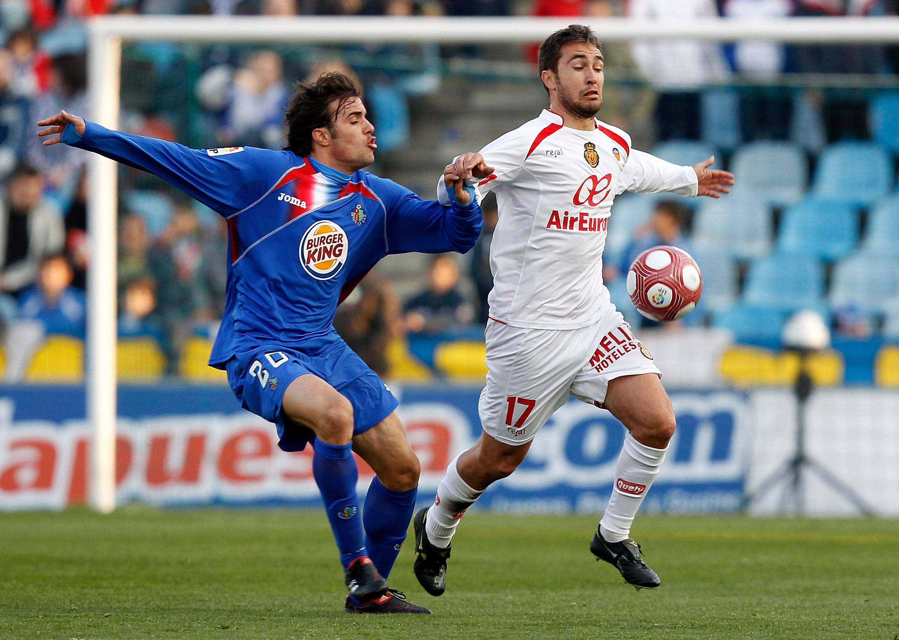 GETAFE, SPAIN - MARCH 13: Ayoze Diaz of Mallorca duels for the ball with Pedro Leon of Getafe during the La Liga match between Getafe and Mallorca at Coliseum Alfonso Perez on March 13, 2010 in Getafe, Spain. (Photo by Angel Martinez/Getty Images)