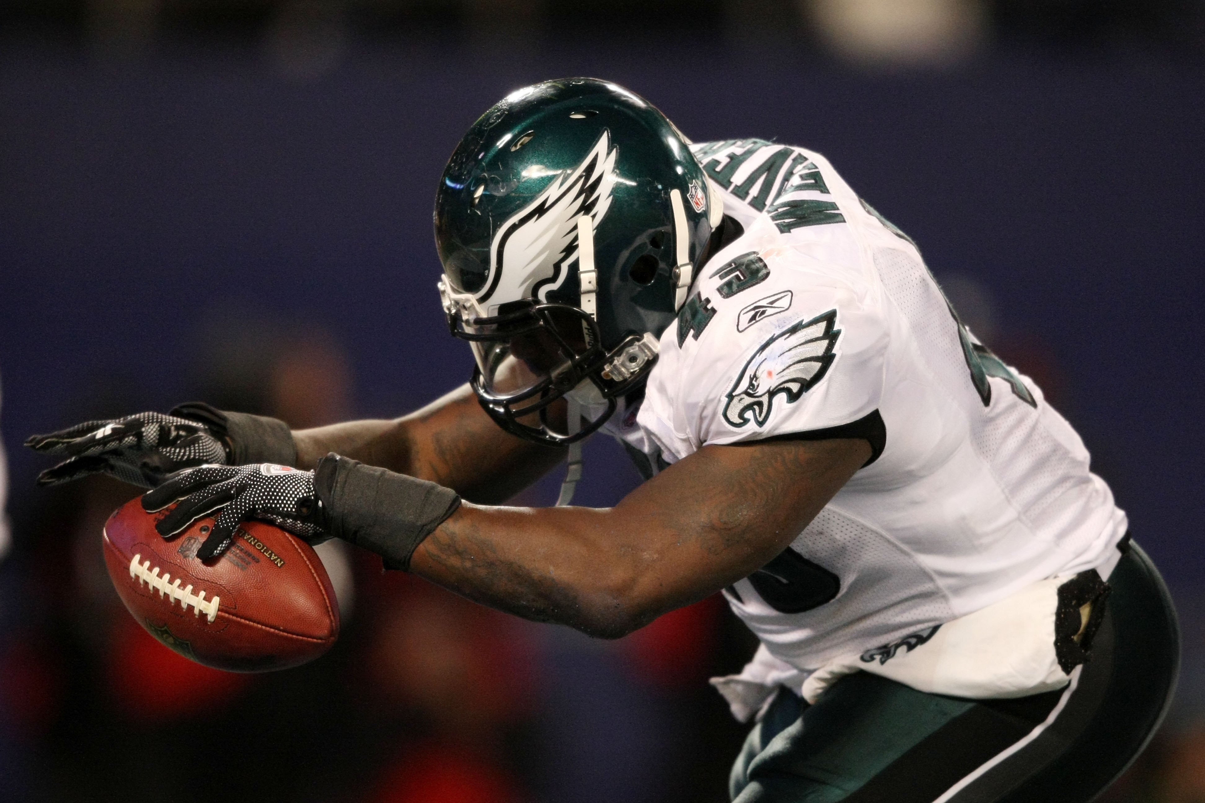 EAST RUTHERFORD, NJ - DECEMBER 13:  Leonard Weaver #43 of the Philadelphia Eagles against the New York Giants at Giants Stadium on December 13, 2009 in East Rutherford, New Jersey.  (Photo by Nick Laham/Getty Images)