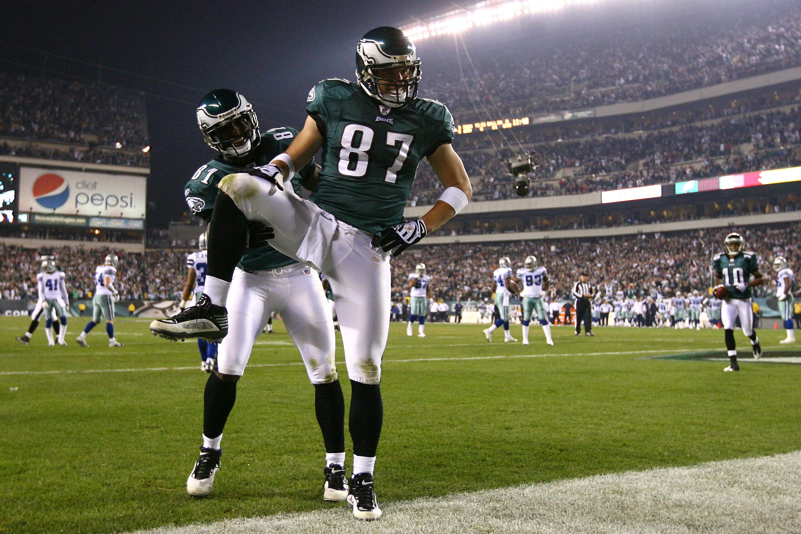 PHILADELPHIA - NOVEMBER 08:  Brent Celek #87 and Jason Avant #81 of the Philadelphia Eagles celebrate after Celek scored on a 11-yard touchdown reception in the third quarter against the Dallas Cowboys at Lincoln Financial Field on November 8, 2009 in Phi