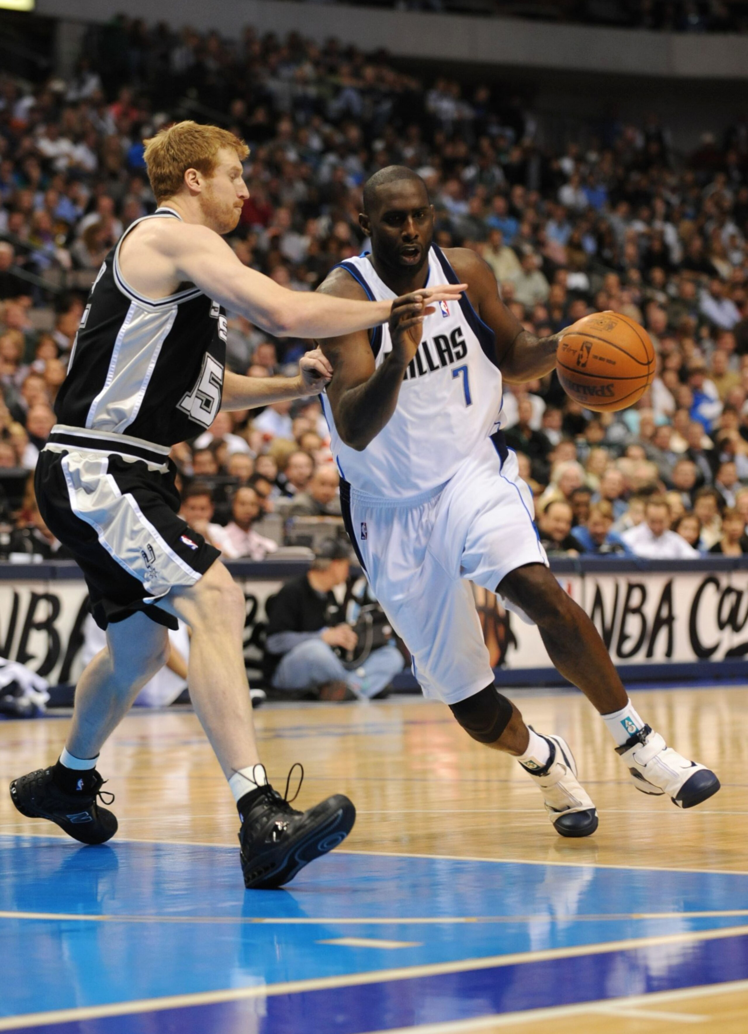 DALLAS - NOVEMBER 18:  Tim Thomas #7 of the Dallas Mavericks drives down the lane against Matt Bonner #15 of the San Antonio Spurs during the game at American Airlines Center on November 18, 2009 in Dallas, Texas. NOTE TO USER: User expressly acknowledges