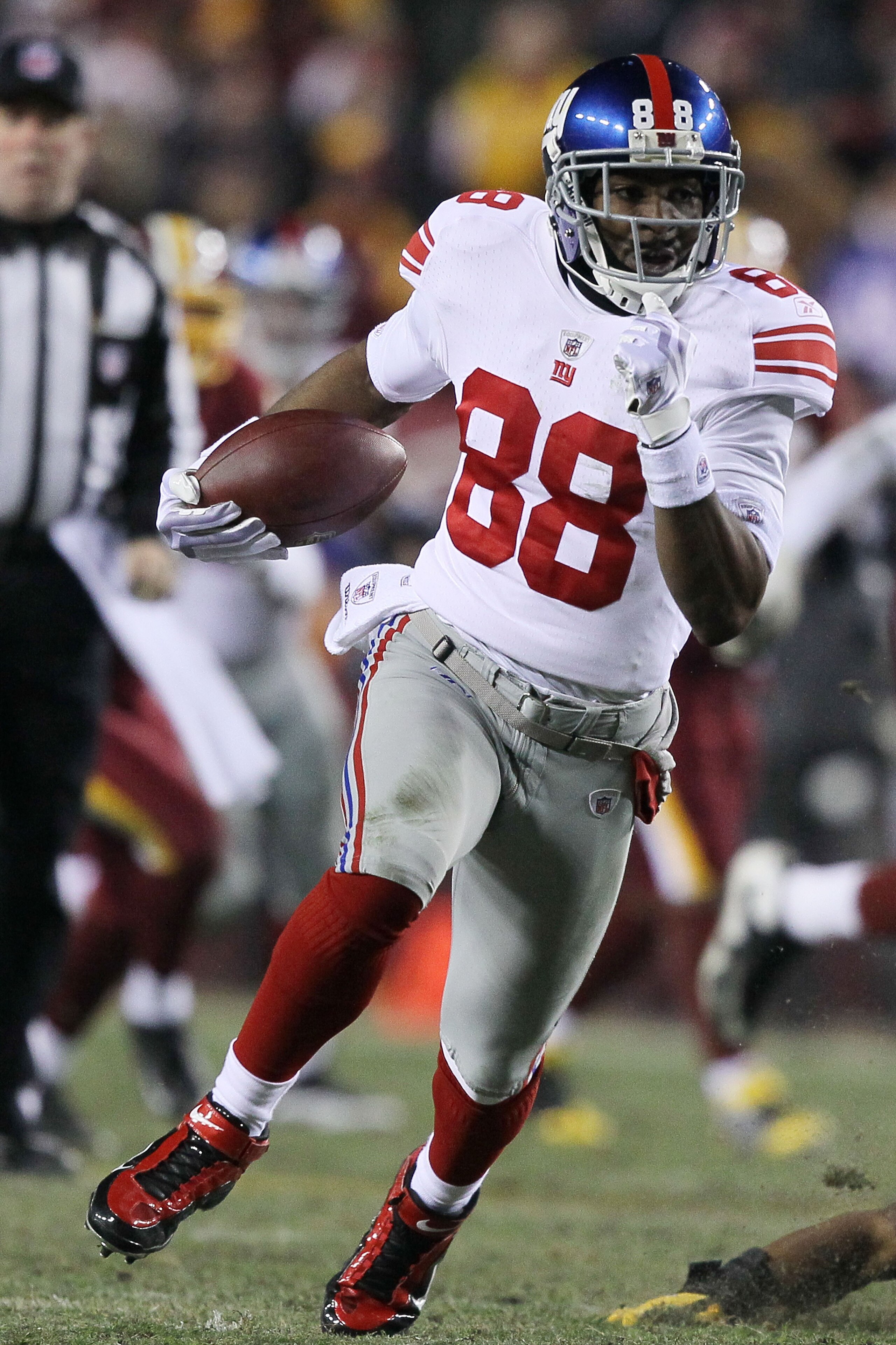 LANDOVER, MD - DECEMBER 21:  Hakeem Nicks #88 of the New York Giants in action against the Washington Redskins during their game on December 21, 2009 at Fedex Field in Landover, Maryland.  (Photo by Al Bello/Getty Images)
