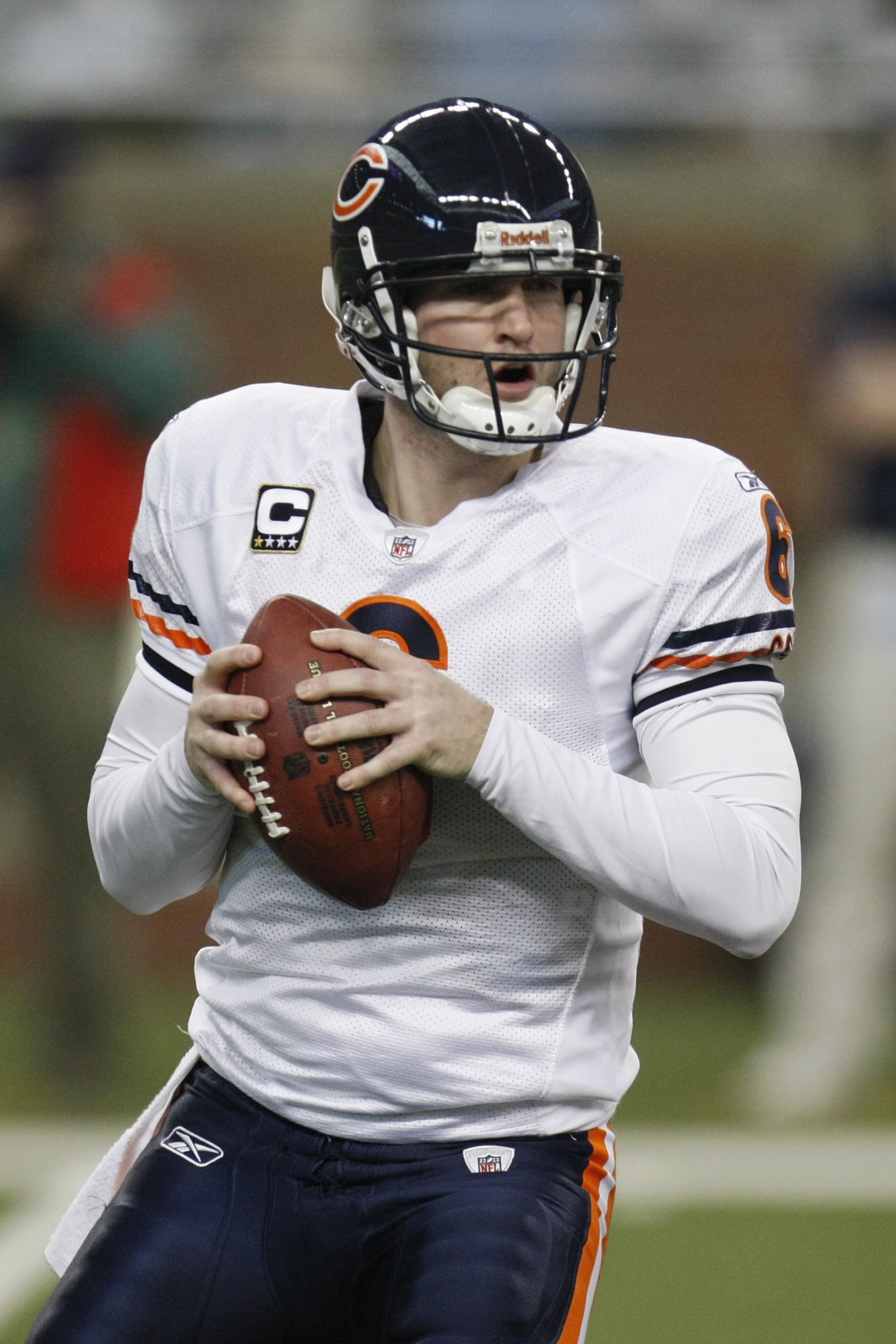 DETROIT - JANUARY 3:  Jay Cutler #6 of the Chicago Bears looks for a receiver during the game against the Detroit Lions on January 3, 2010 at Ford Field in Detroit, Michigan. (Photo by Gregory Shamus/Getty Images)