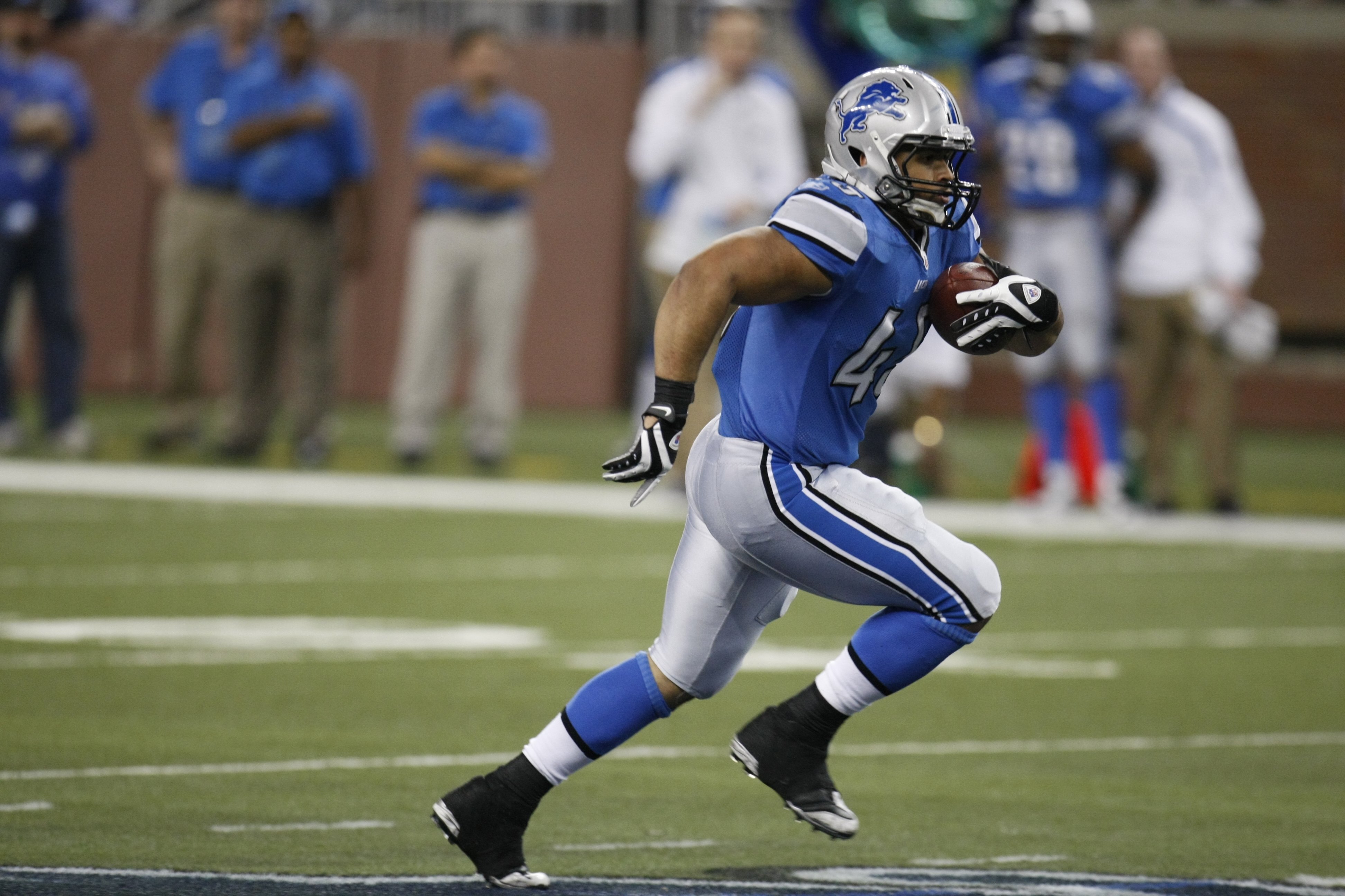 DETROIT - JANUARY 3:  Jerome Felton #45 of the Detroit Lions carries the ball during the game against the Chicago Bears on January 3, 2010 at Ford Field in Detroit, Michigan. (Photo by Gregory Shamus/Getty Images)