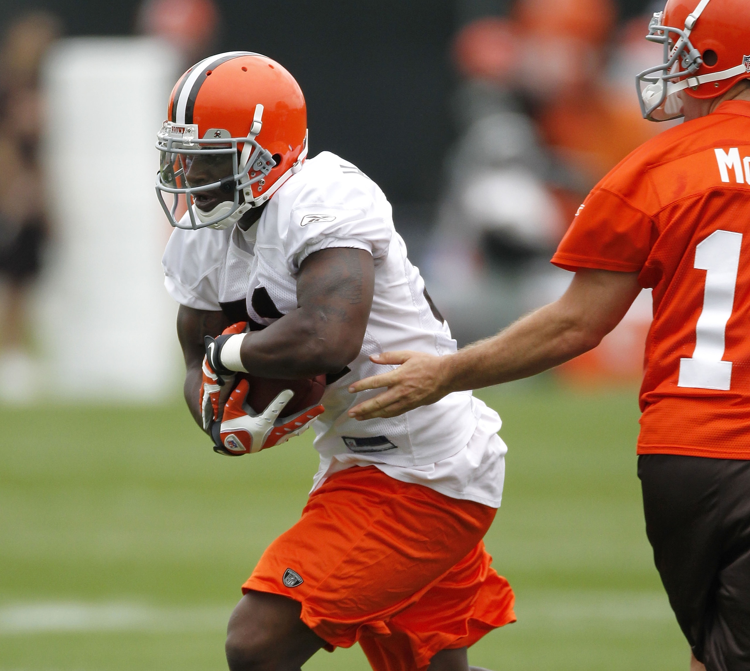 BEREA, OH - MAY 01: Montario Hardesty #31 of the Cleveland Browns takes a hand off from Colt McCoy #12 during rookie mini camp at the Cleveland Browns Training and Administrative Complex on May 1, 2010 in Berea, Ohio. (Photo by Gregory Shamus/Getty Imag BEREA, OH - MAY 01: Montario Hardesty #31 of the Cleveland Browns takes a hand off from Colt McCoy #12 during rookie mini camp at the Cleveland Browns Training and Administrative Complex on May 1, 2010 in Berea, Ohio. (Photo by Gregory Shamus/Getty Imag